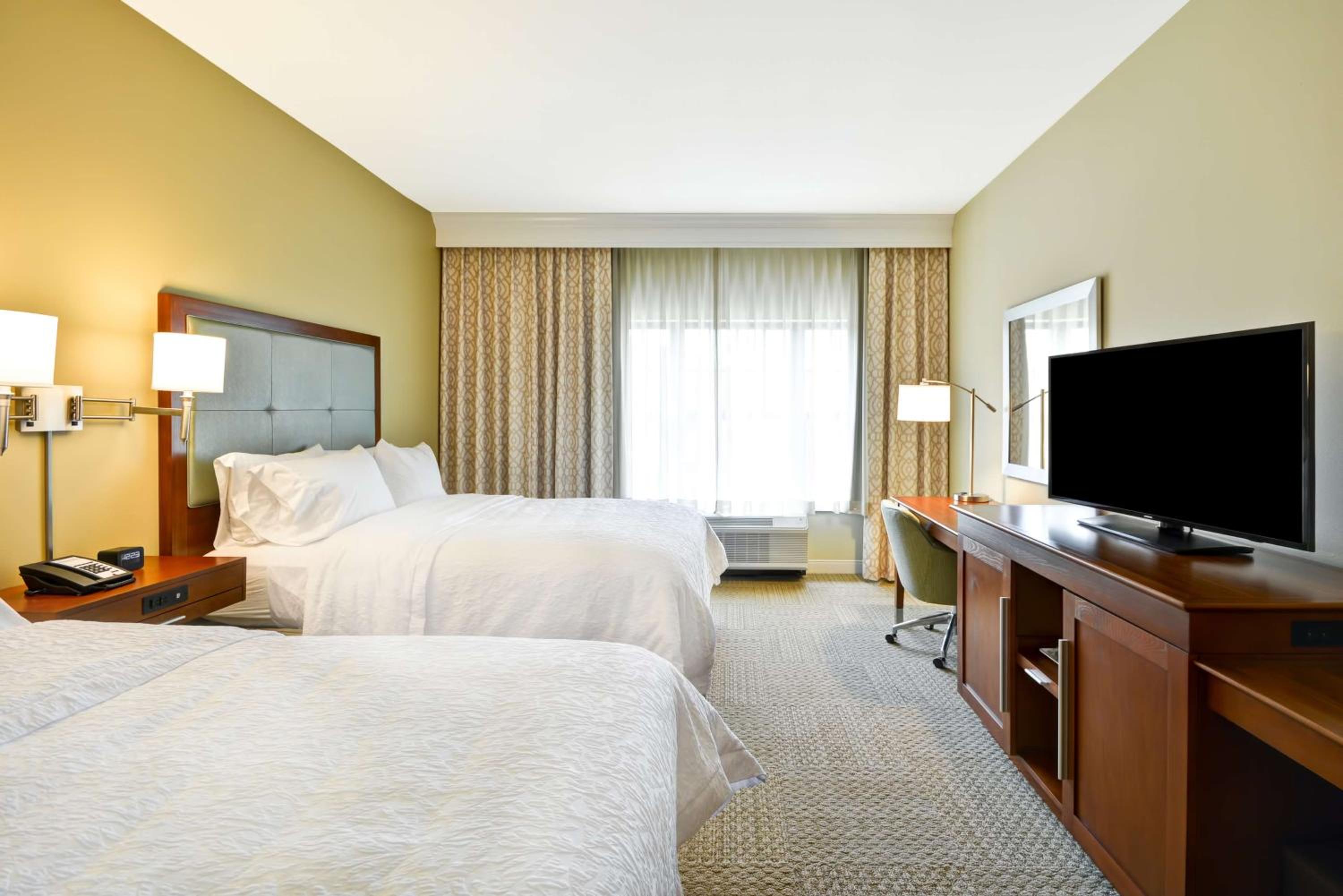 Queen Room with Two Queen Beds - Non-Smoking - Photo 4