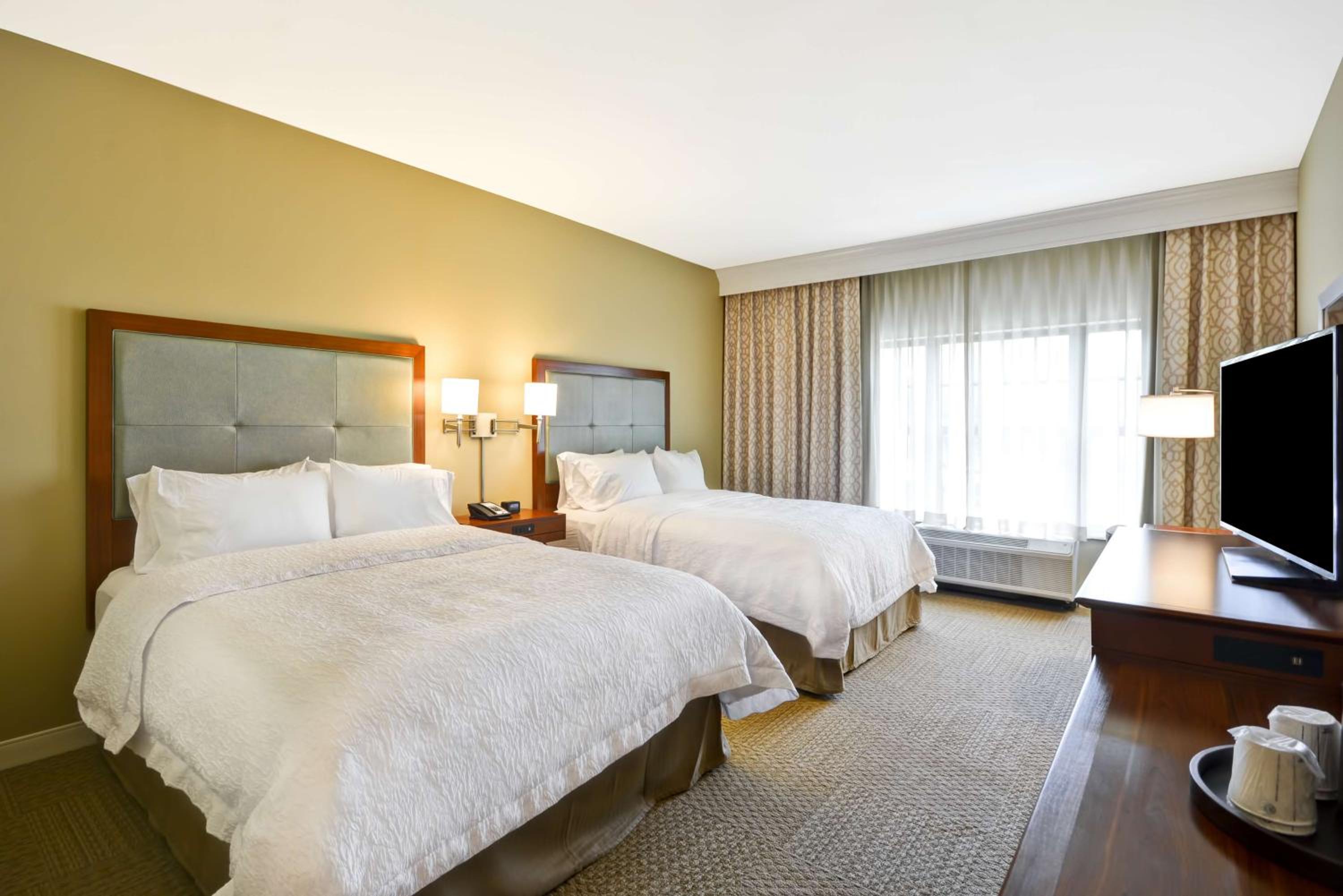 Queen Room with Two Queen Beds - Non-Smoking - Photo 2
