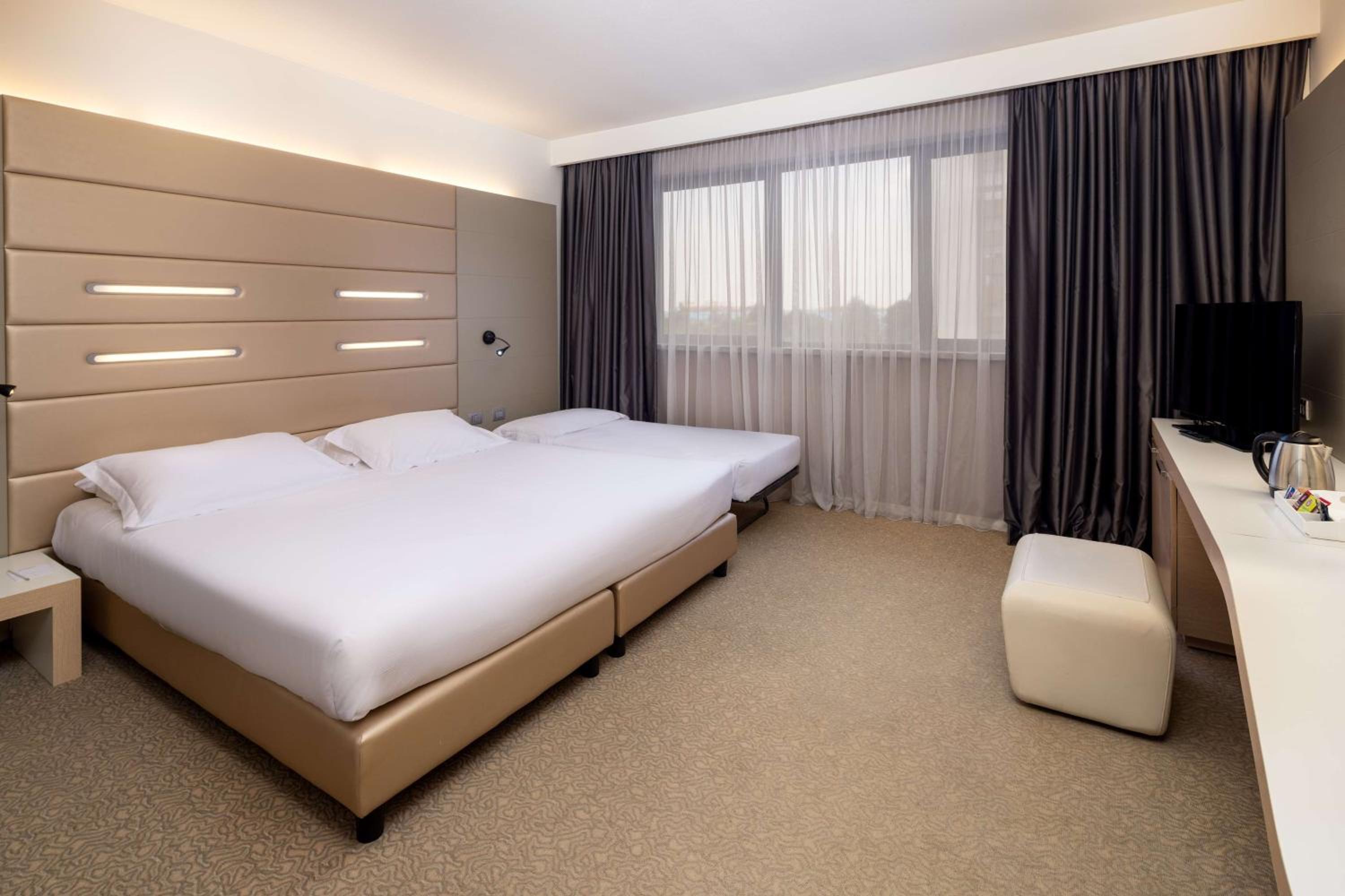 Standard King Room with Single Bed - Photo 1