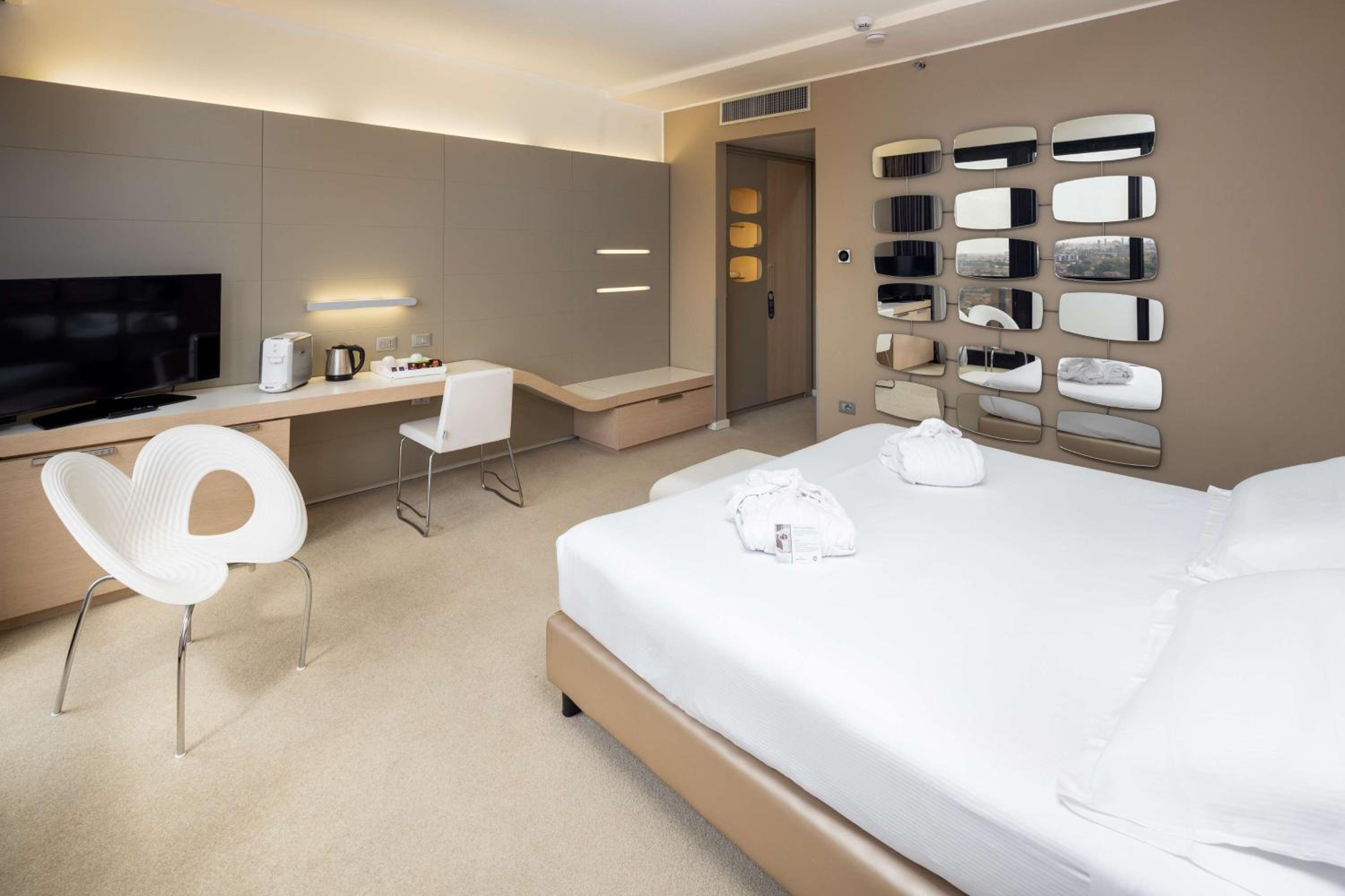 Deluxe Double or Twin Room - Photo 3