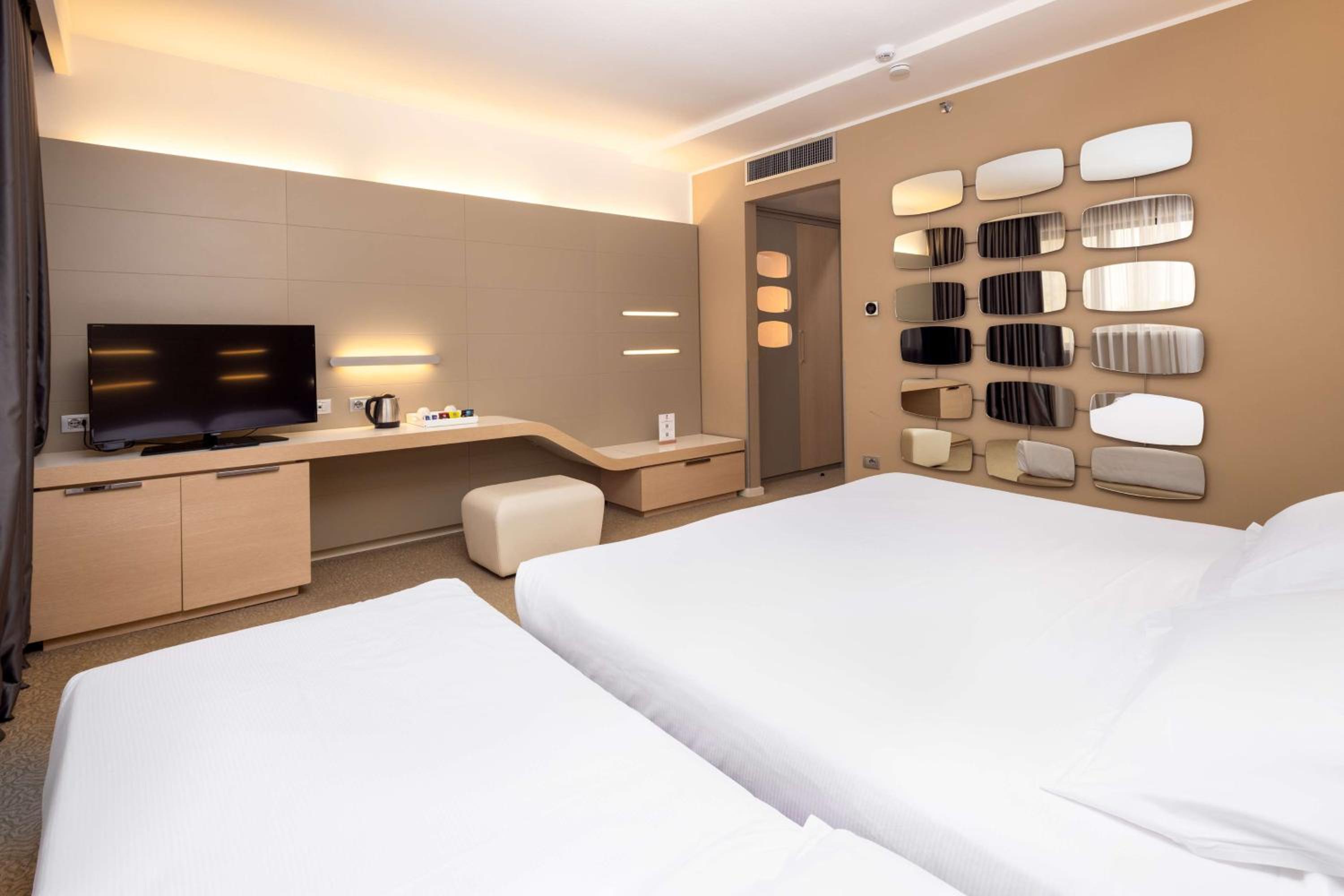Standard King Room with Single Bed - Photo 9
