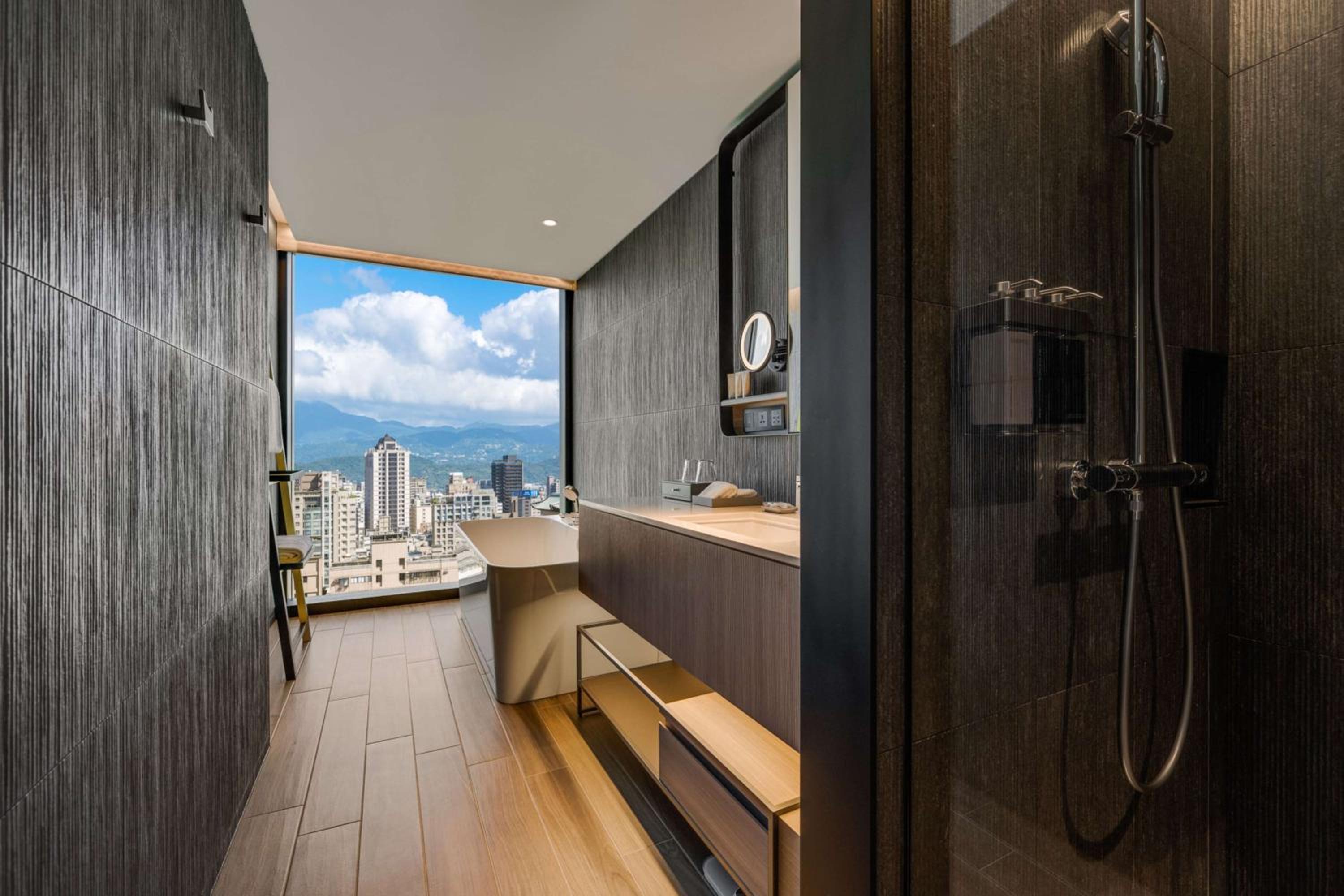 Premium King Room - Photo 3