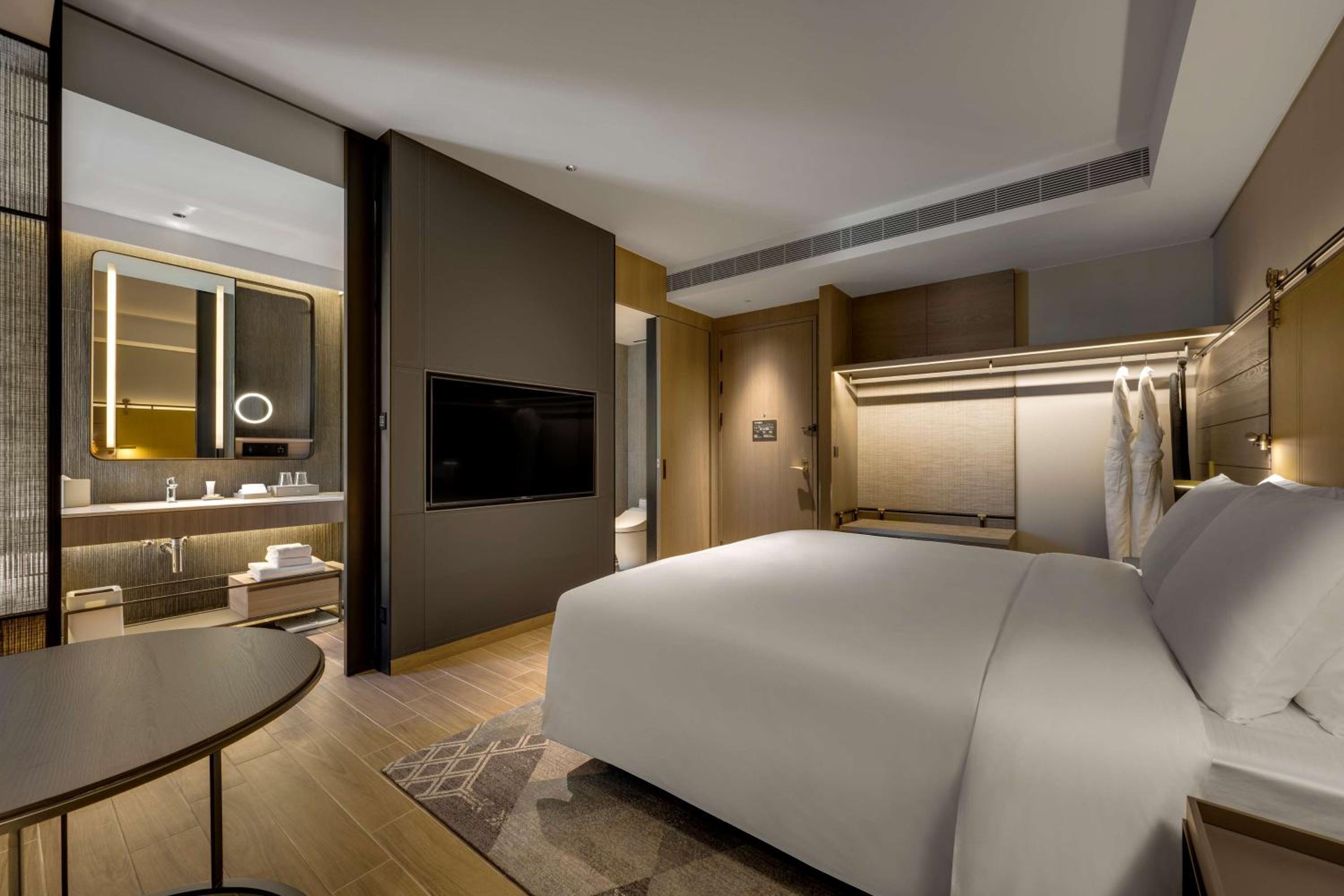 King Guest Room - Photo 2