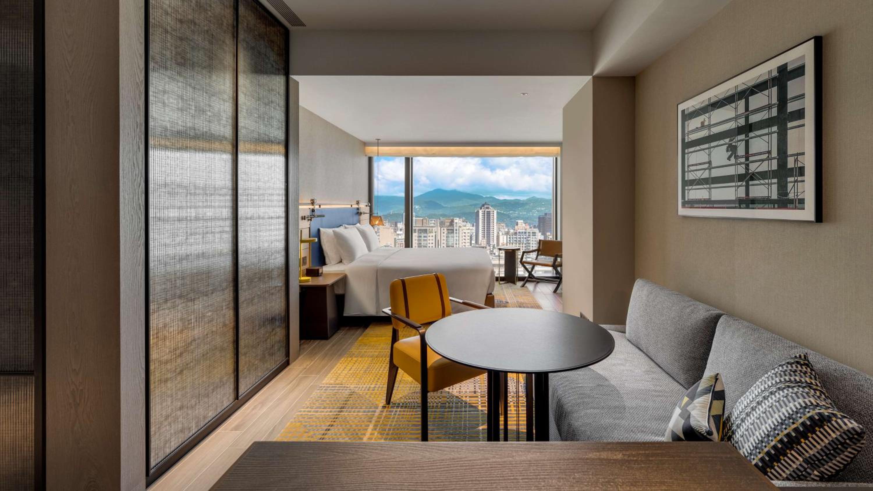 Premium King Room - Photo 2