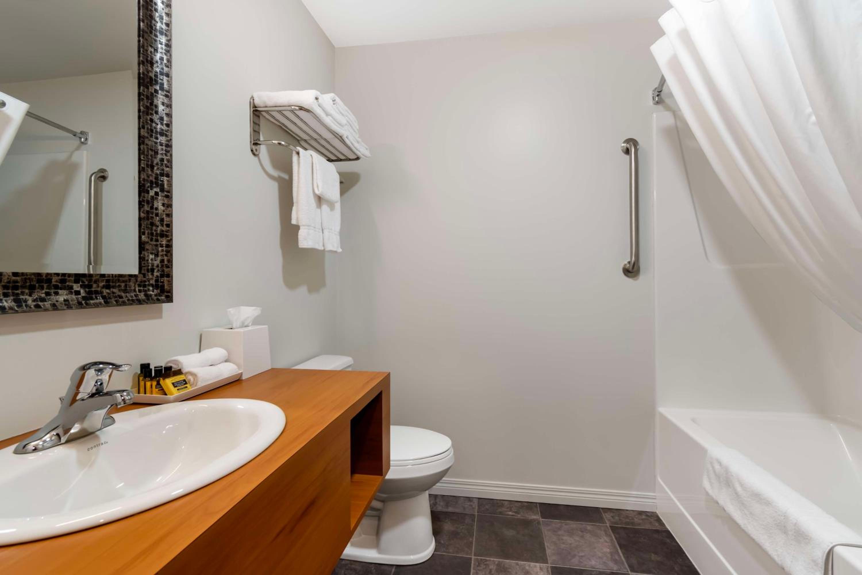 Queen Room with Two Queen Beds - Pet Friendly - Photo 3