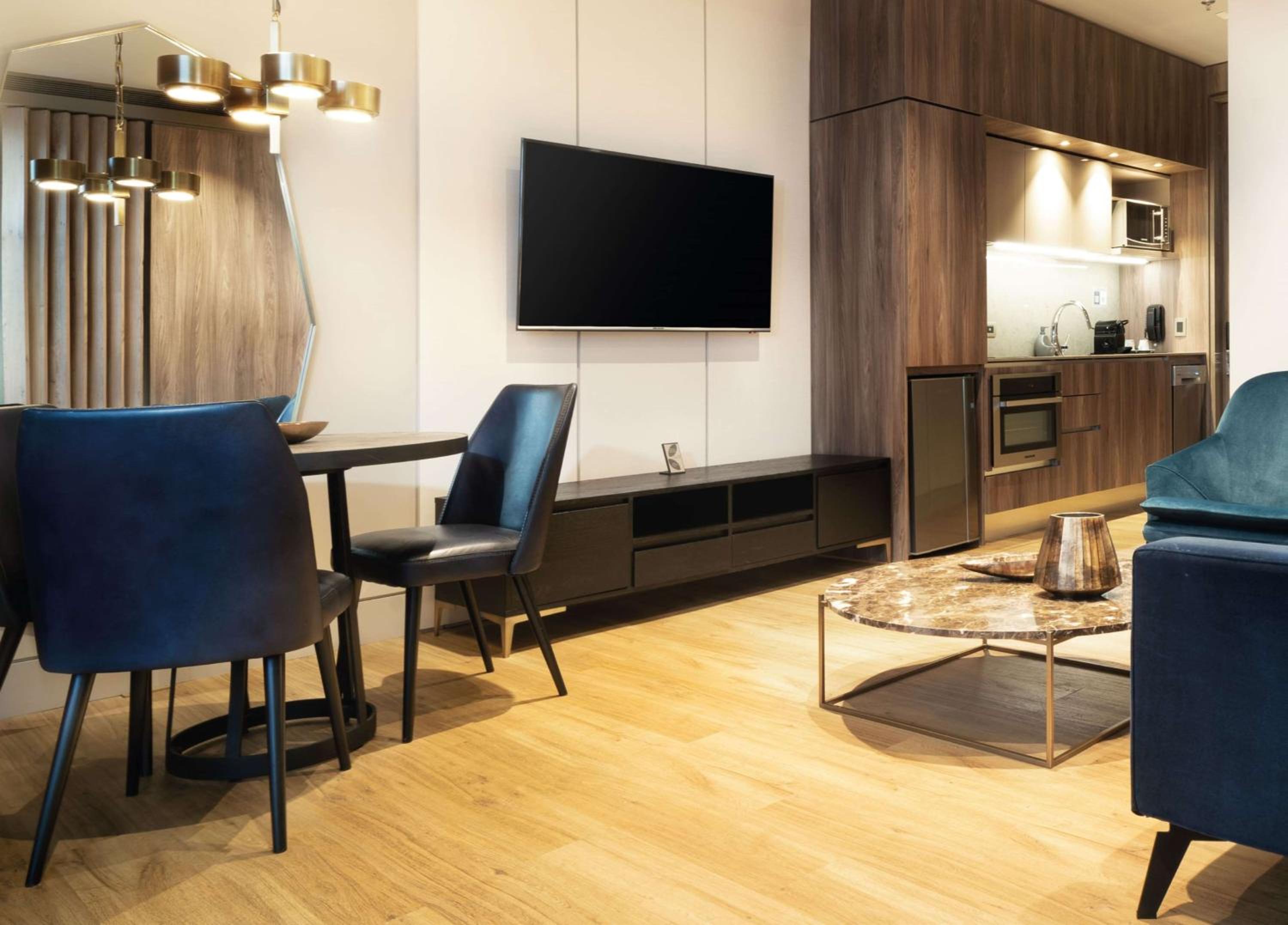 Premier King Apartasuite with Mountain View - Photo 7
