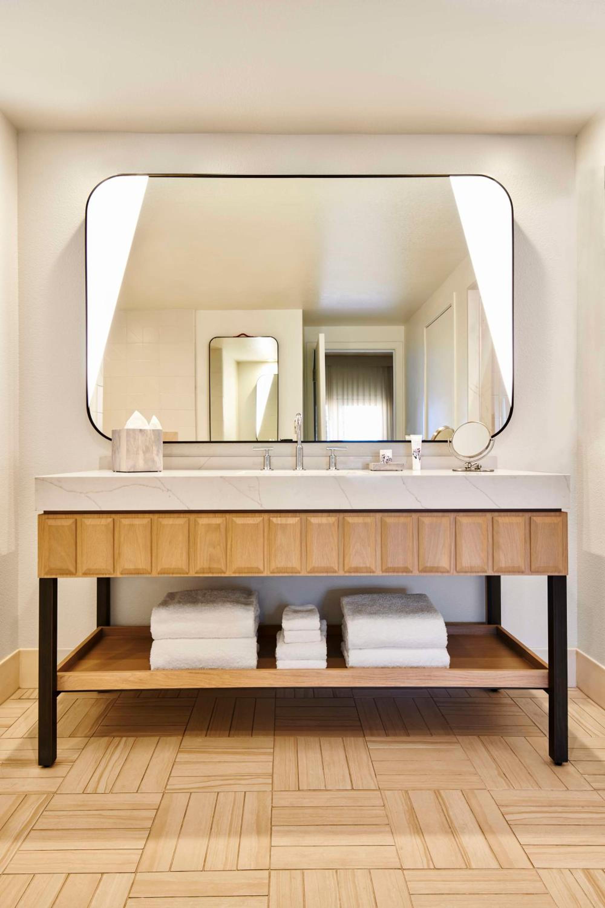 Canyon Deluxe Grand Suite with One King Bed (Non Smoking) - Photo 2