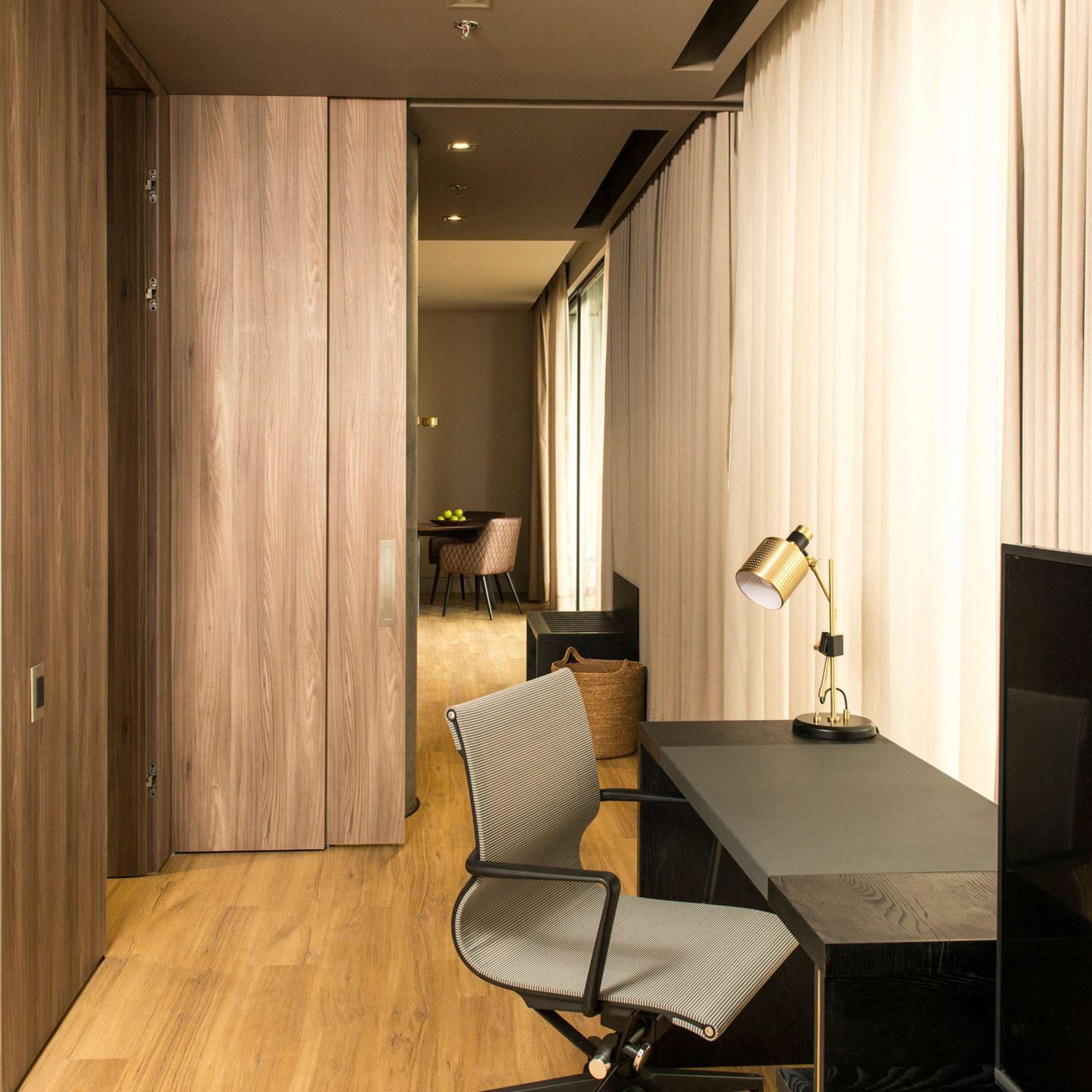 Deluxe King Apartasuite with View - Photo 2