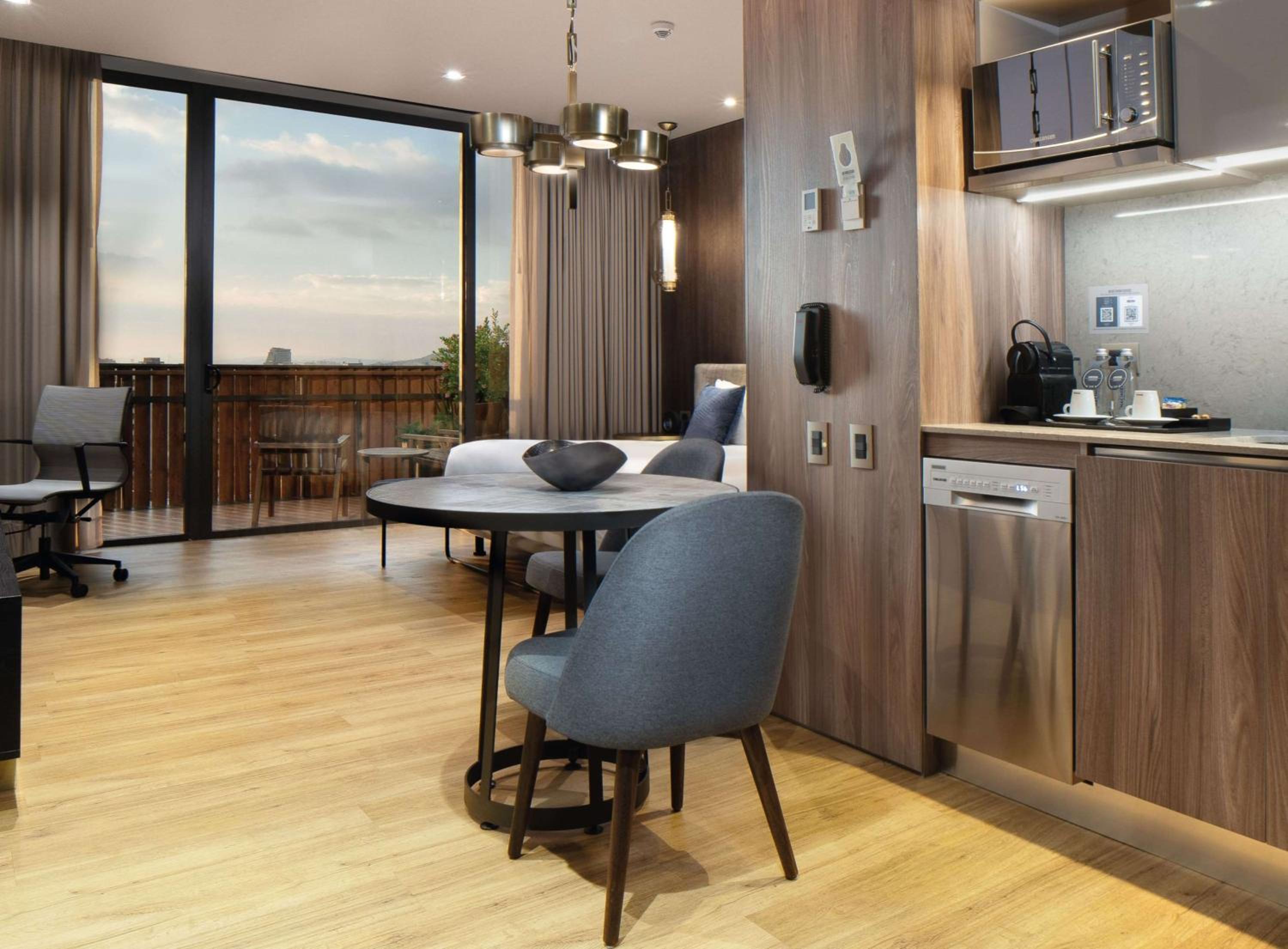 Junior King Apartaroom with Mountain View - Photo 3