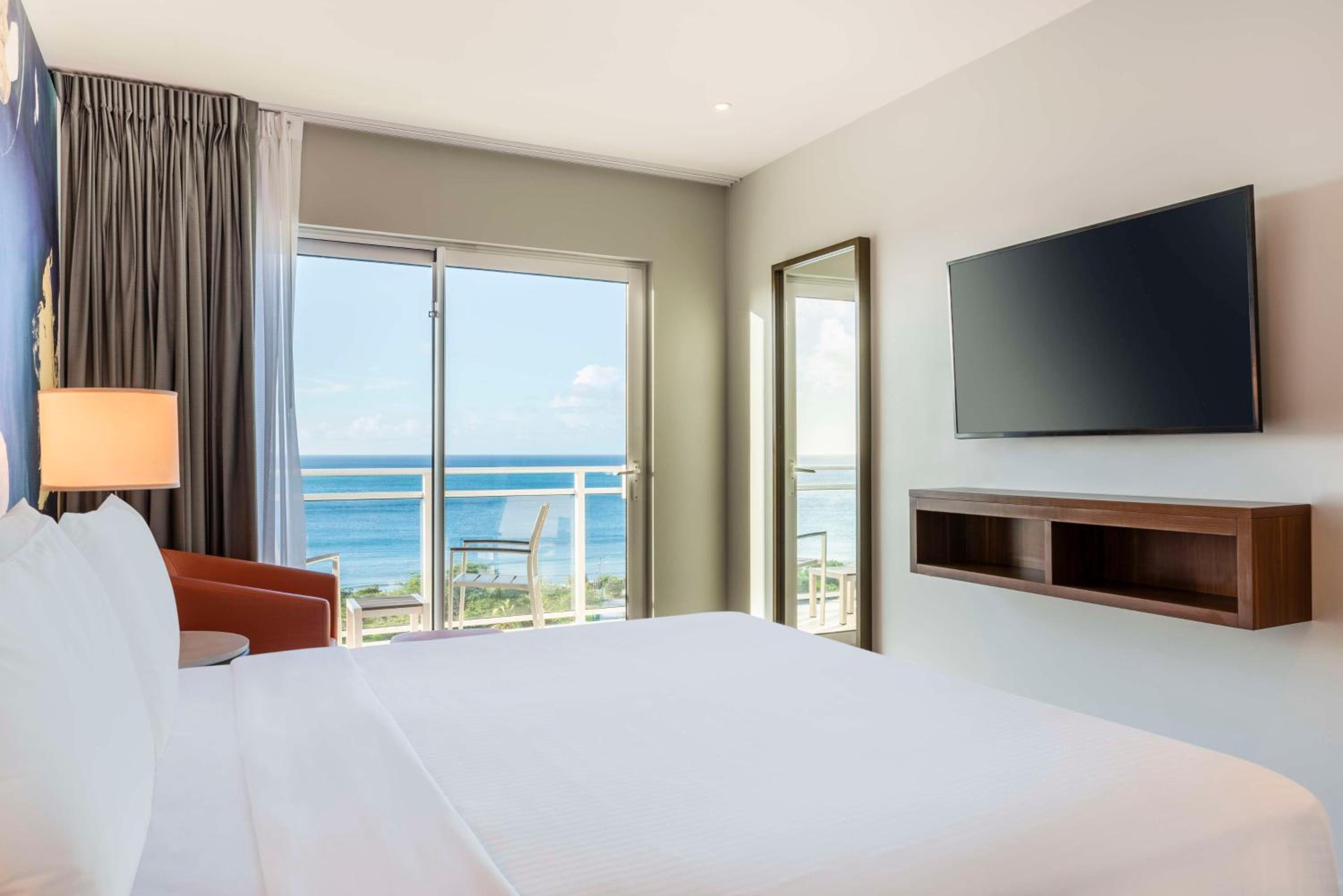 One Bedroom Suite with One King Bed and Oceanview  - Photo 5