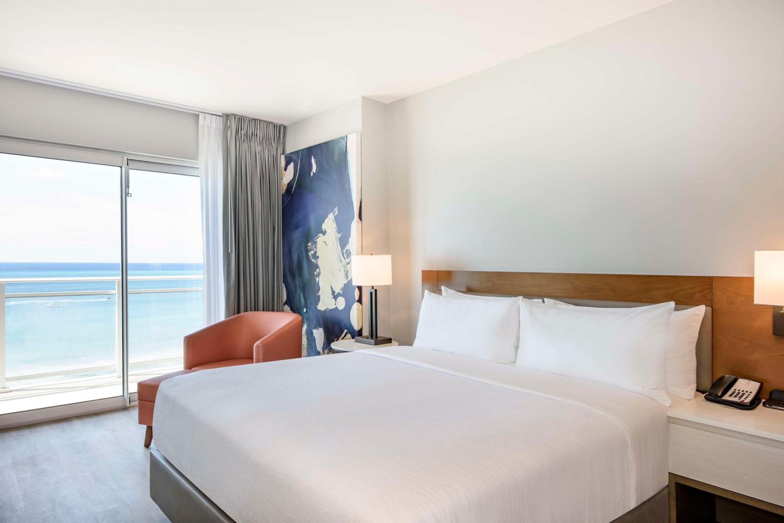 One Bedroom Suite with One King Bed and Oceanview  - Photo 3
