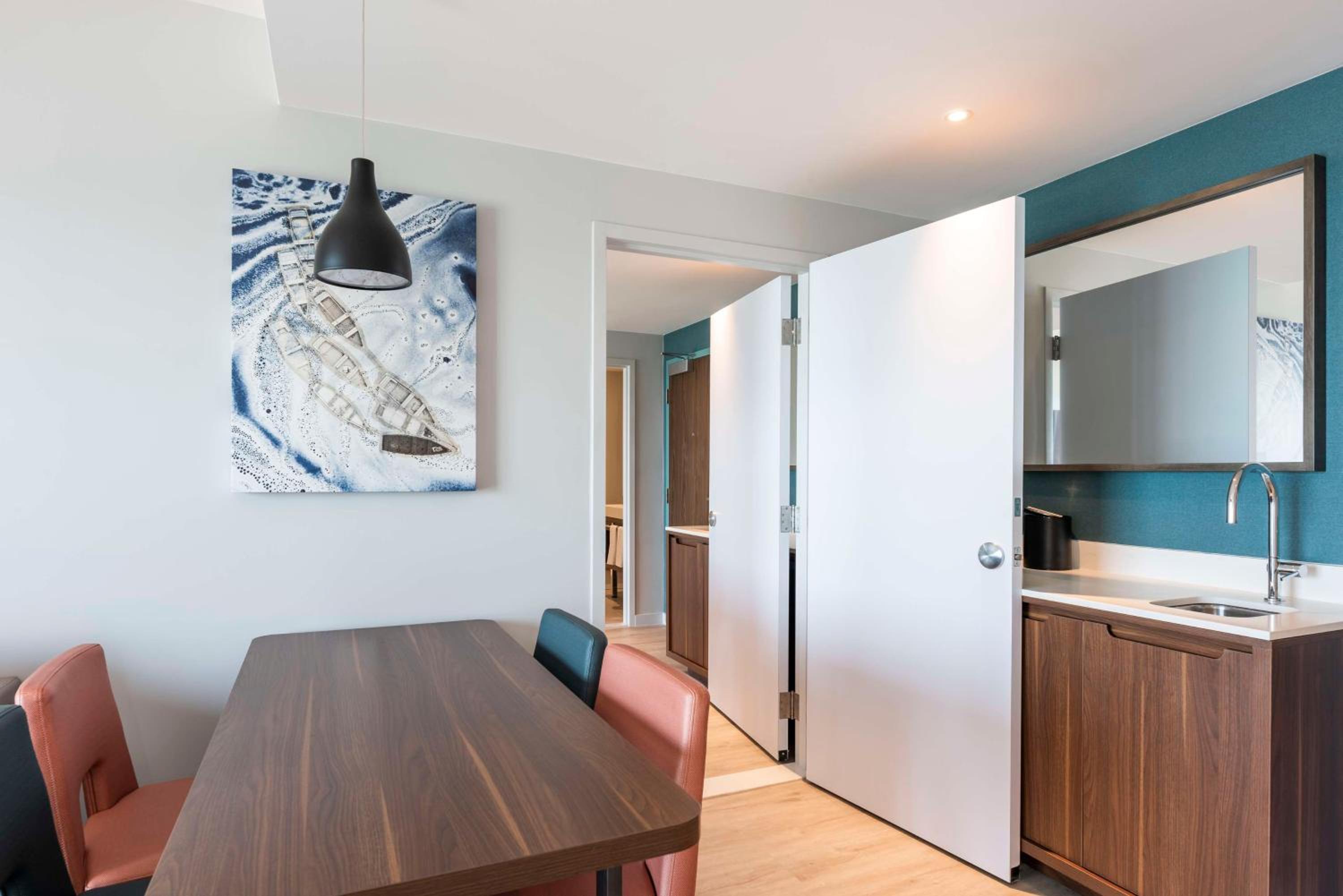 One Bedroom Suite with One King Bed and Oceanview  - Photo 7