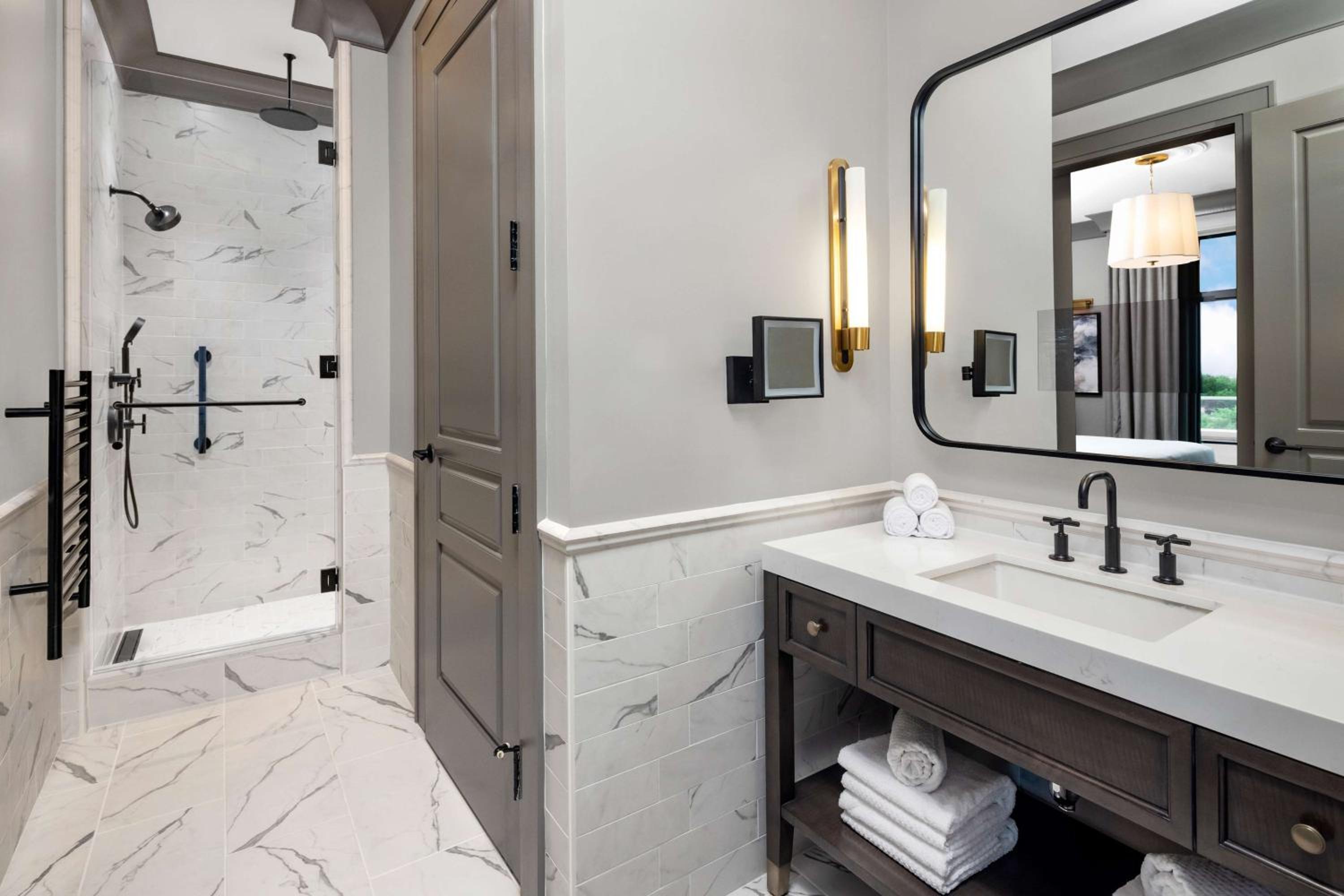 One-Bedroom Deluxe King Suite