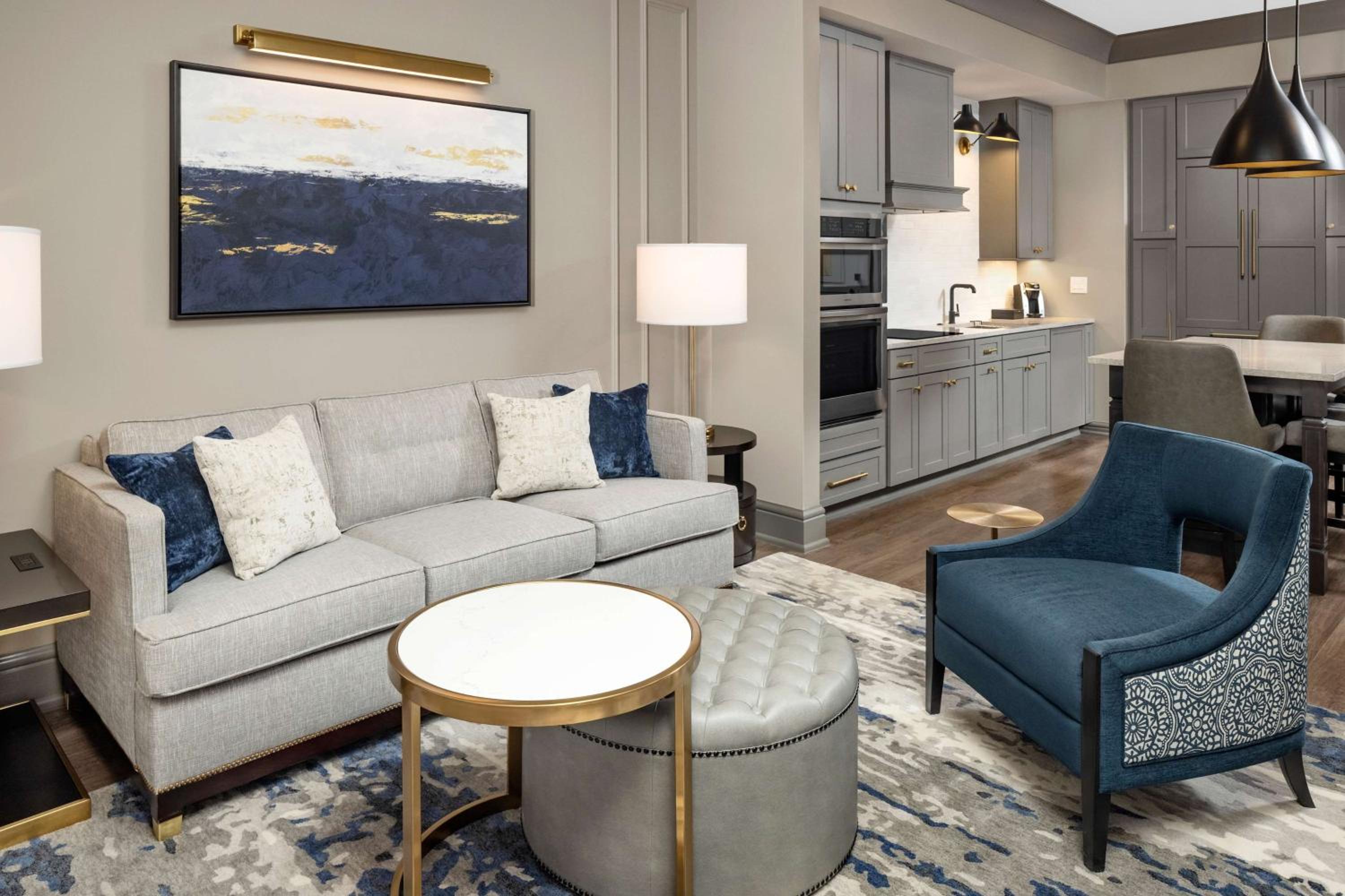 One-Bedroom Deluxe King Suite with Shower