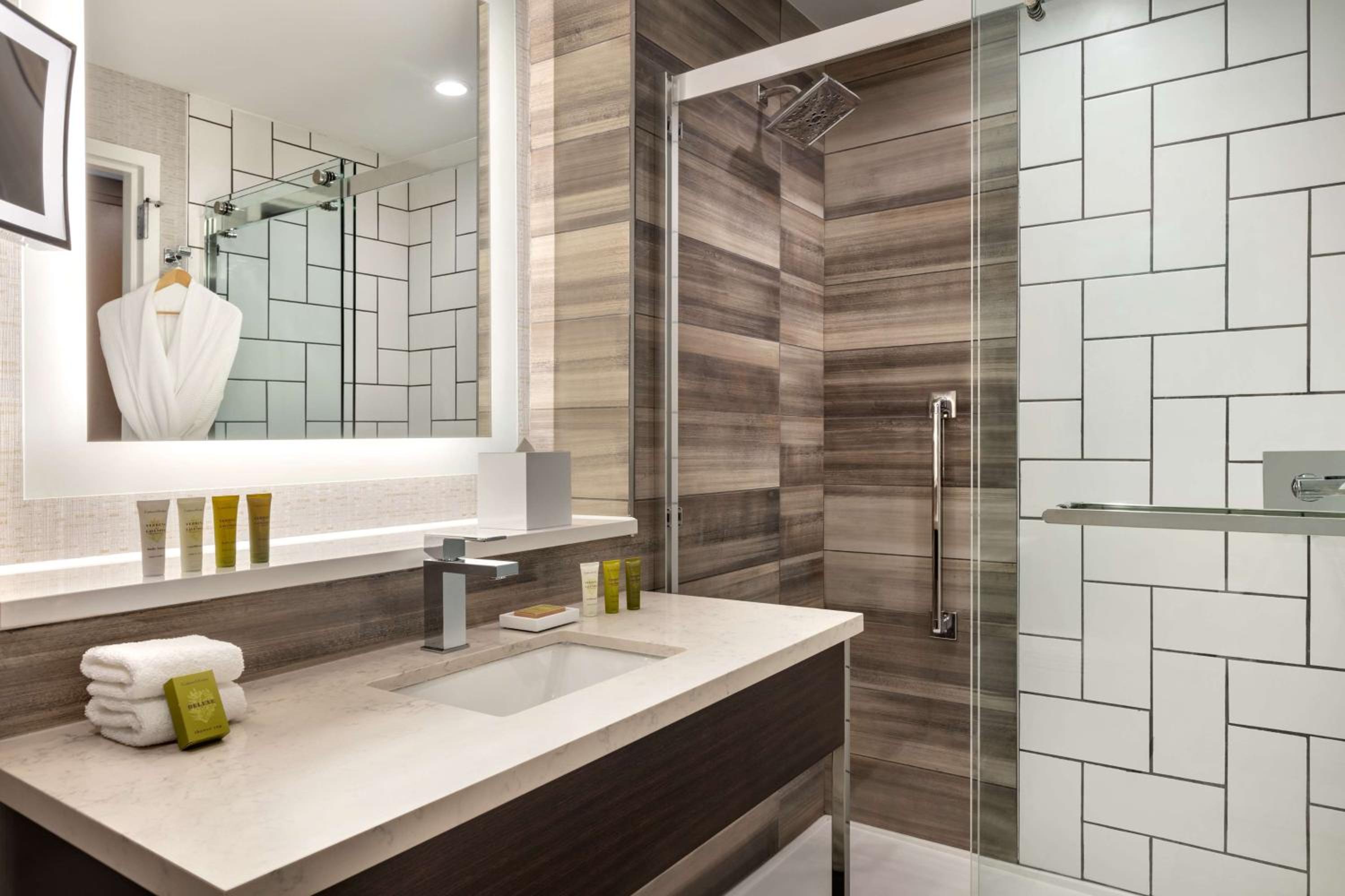 Executive King Room - Hearing Accessible - Photo 5