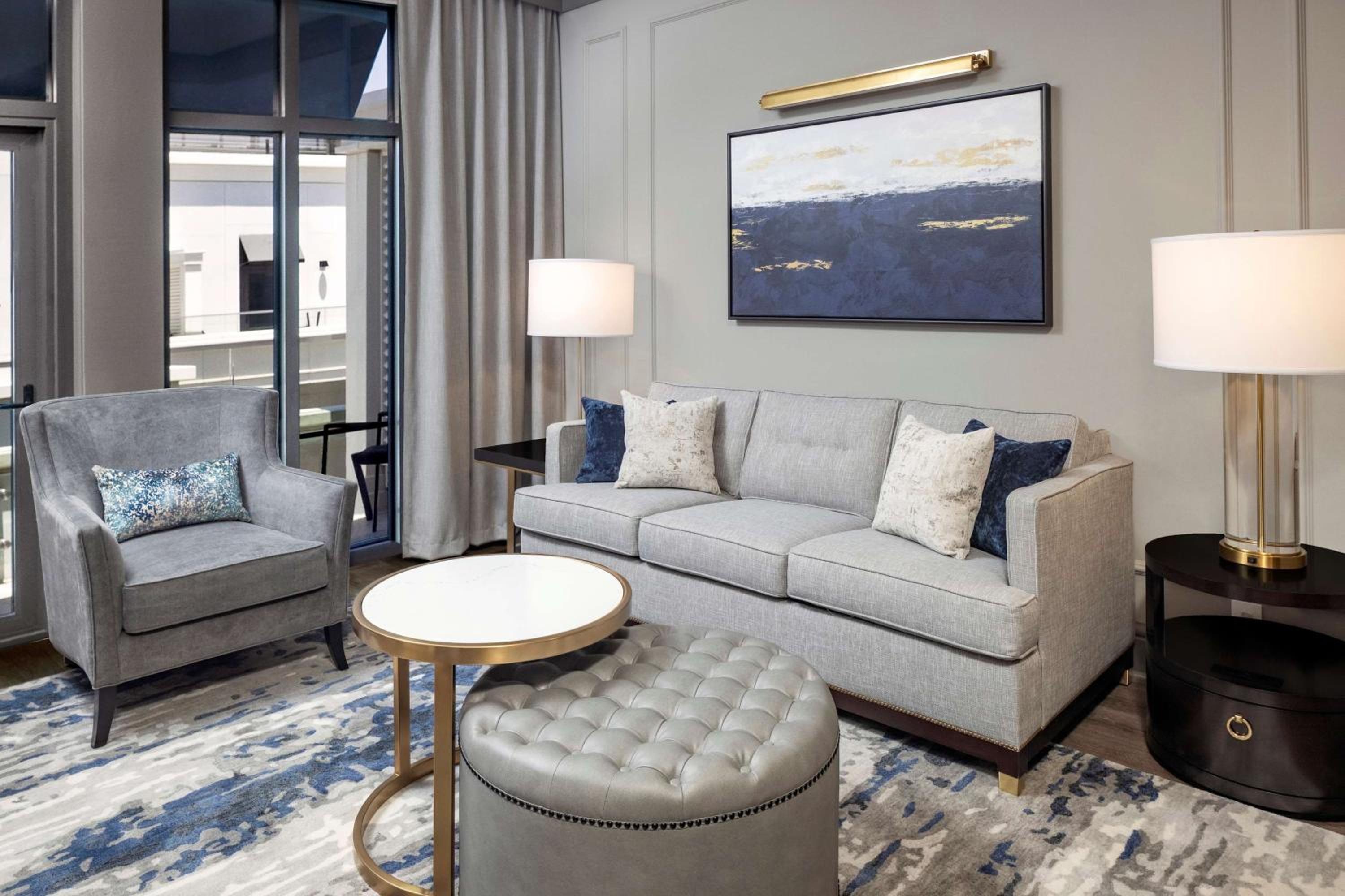 One-Bedroom Deluxe King Suite with Balcony