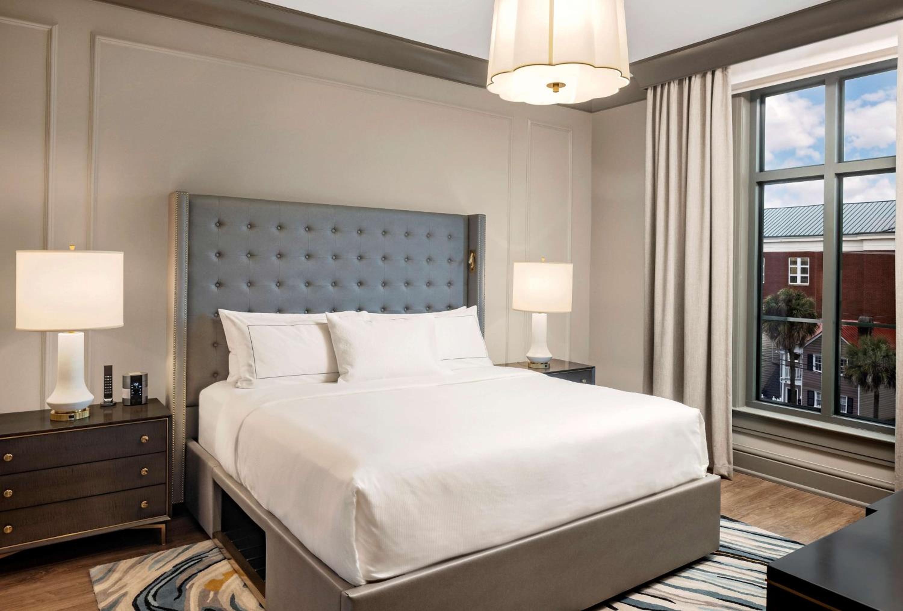 One-Bedroom Deluxe King Suite with Balcony