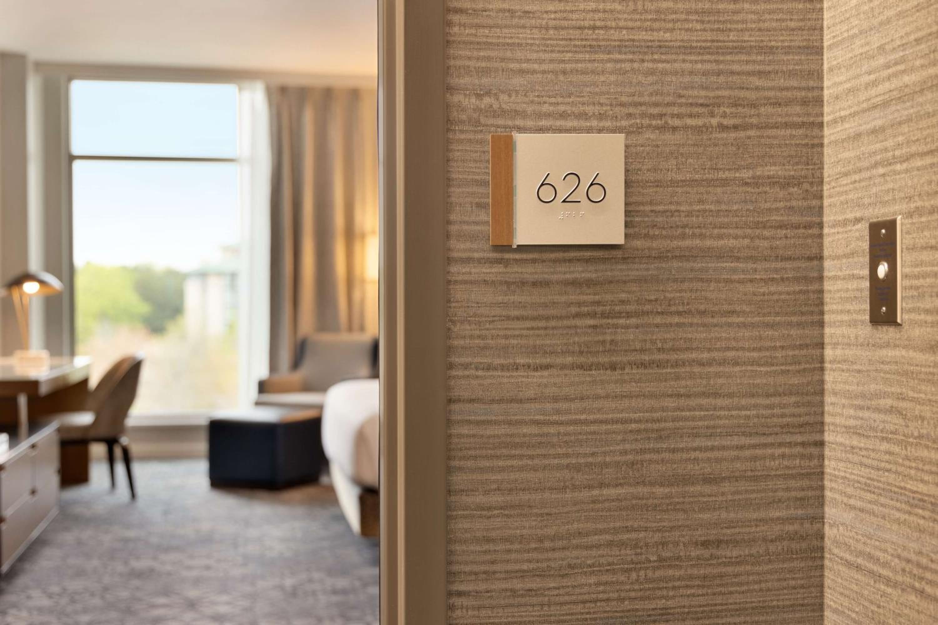 Executive King Room - Hearing Accessible - Photo 2
