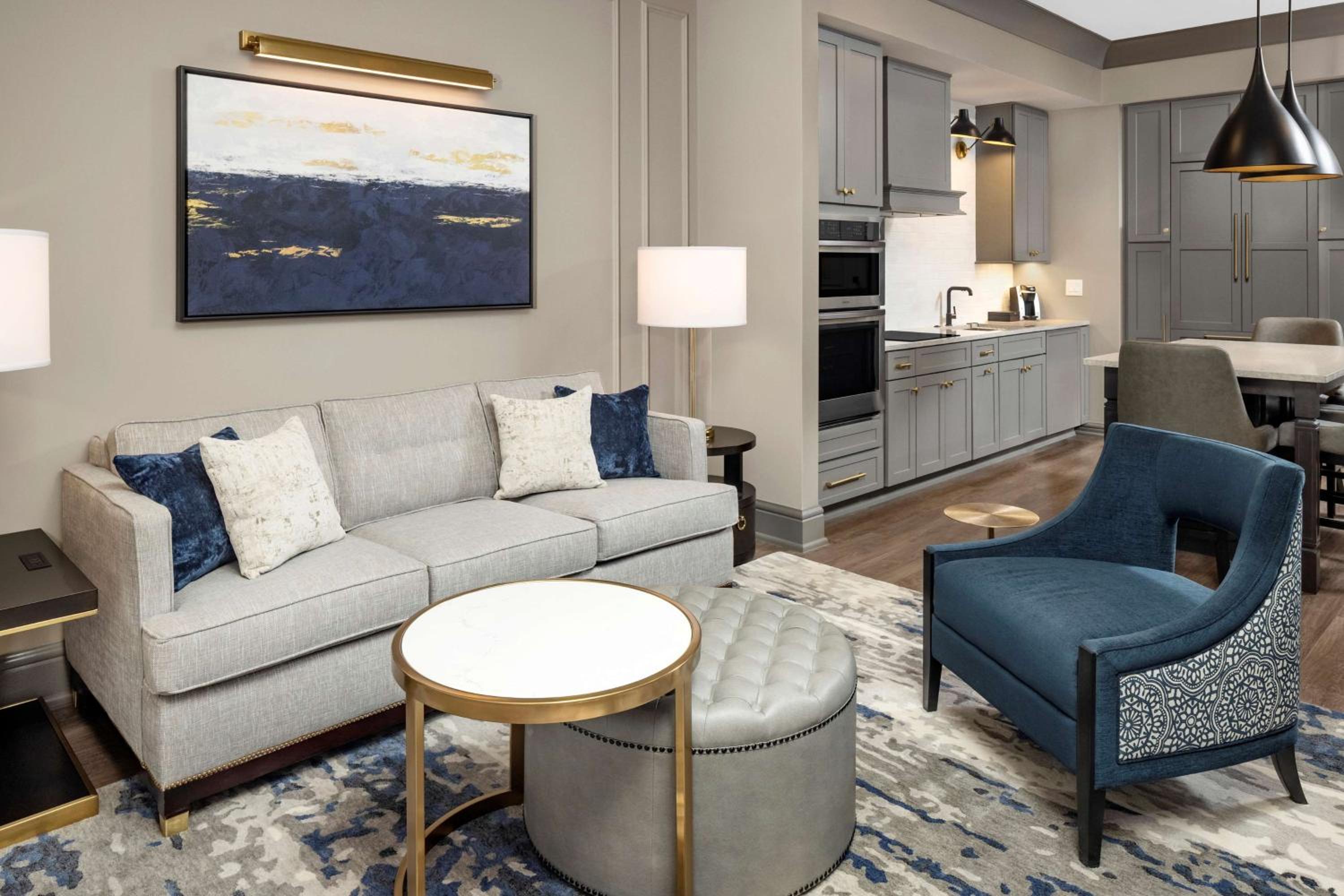 One-Bedroom Deluxe King Suite
