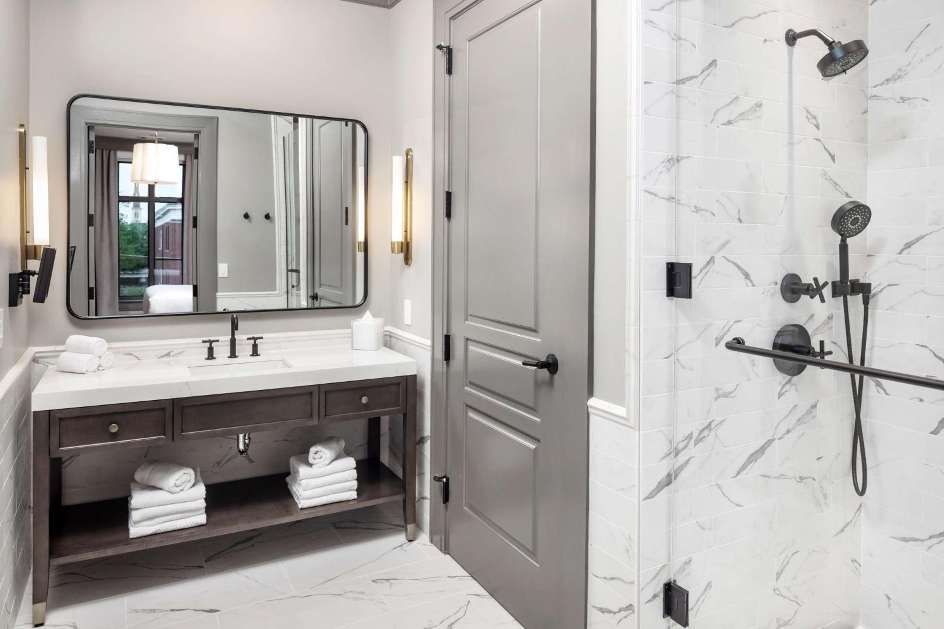 One-Bedroom Plus King Suite - Hearing Accessible