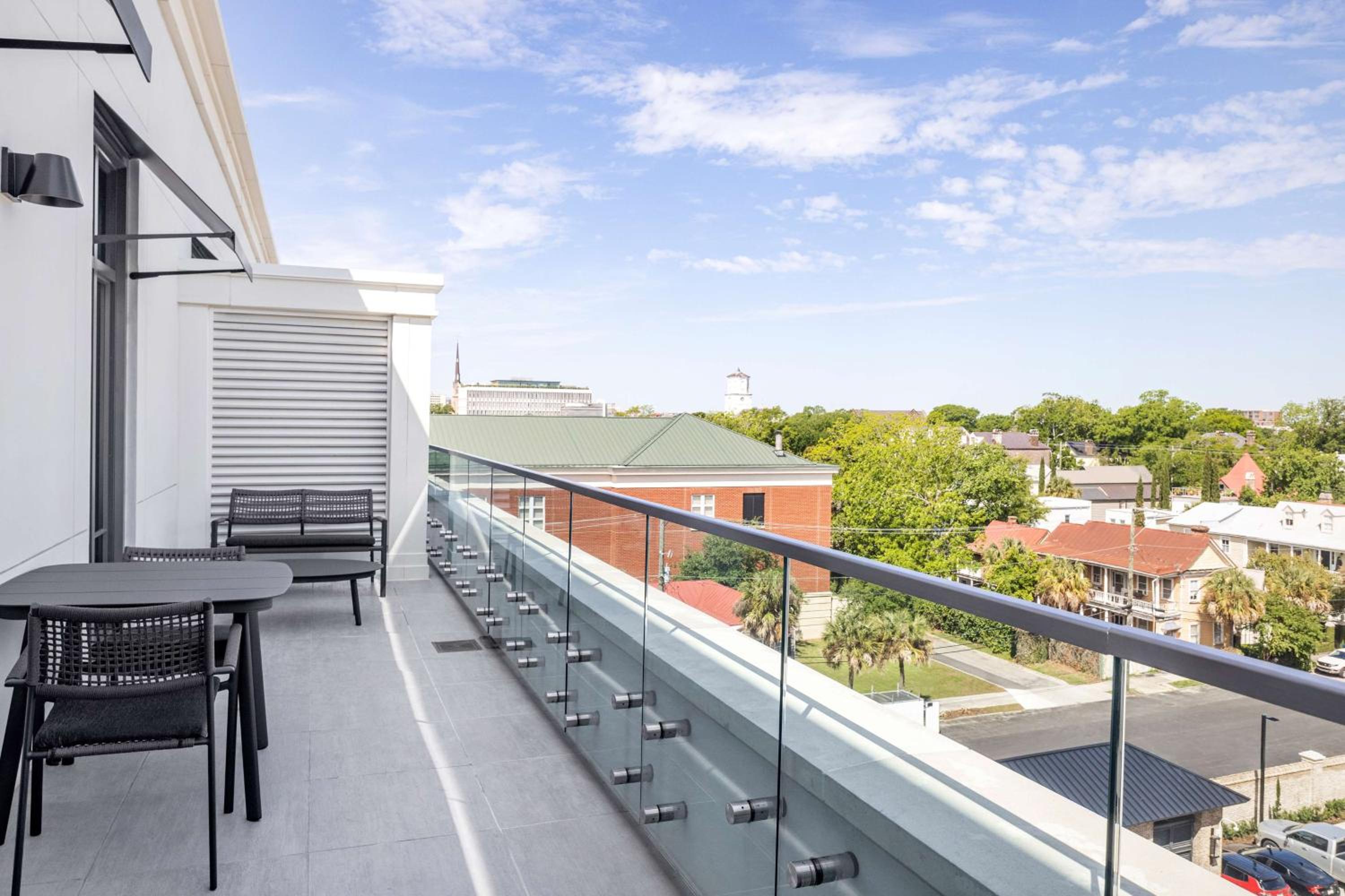 One-Bedroom Deluxe King Suite with Balcony