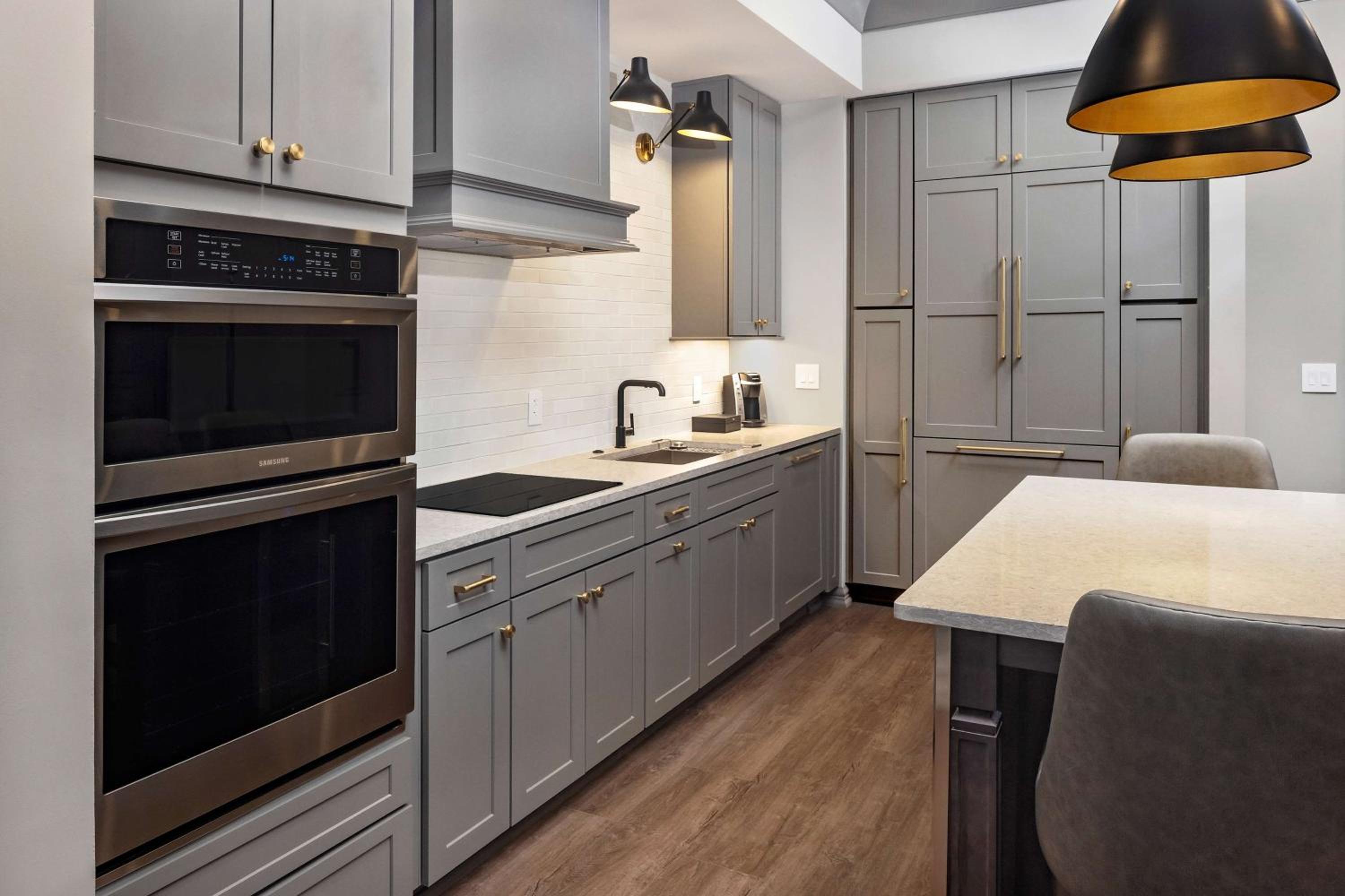 One-Bedroom Deluxe King Suite with Shower