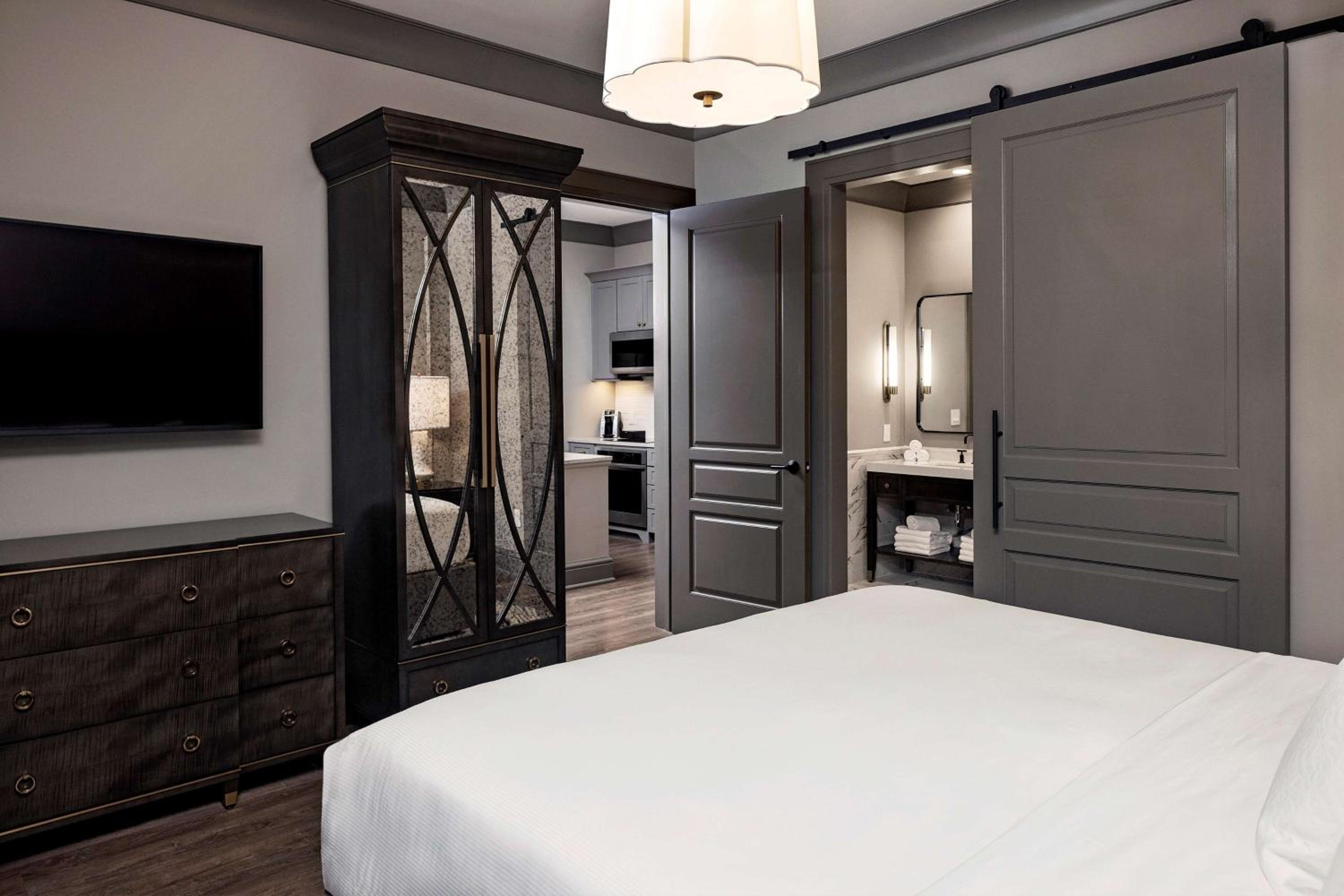 One-Bedroom Deluxe King Suite