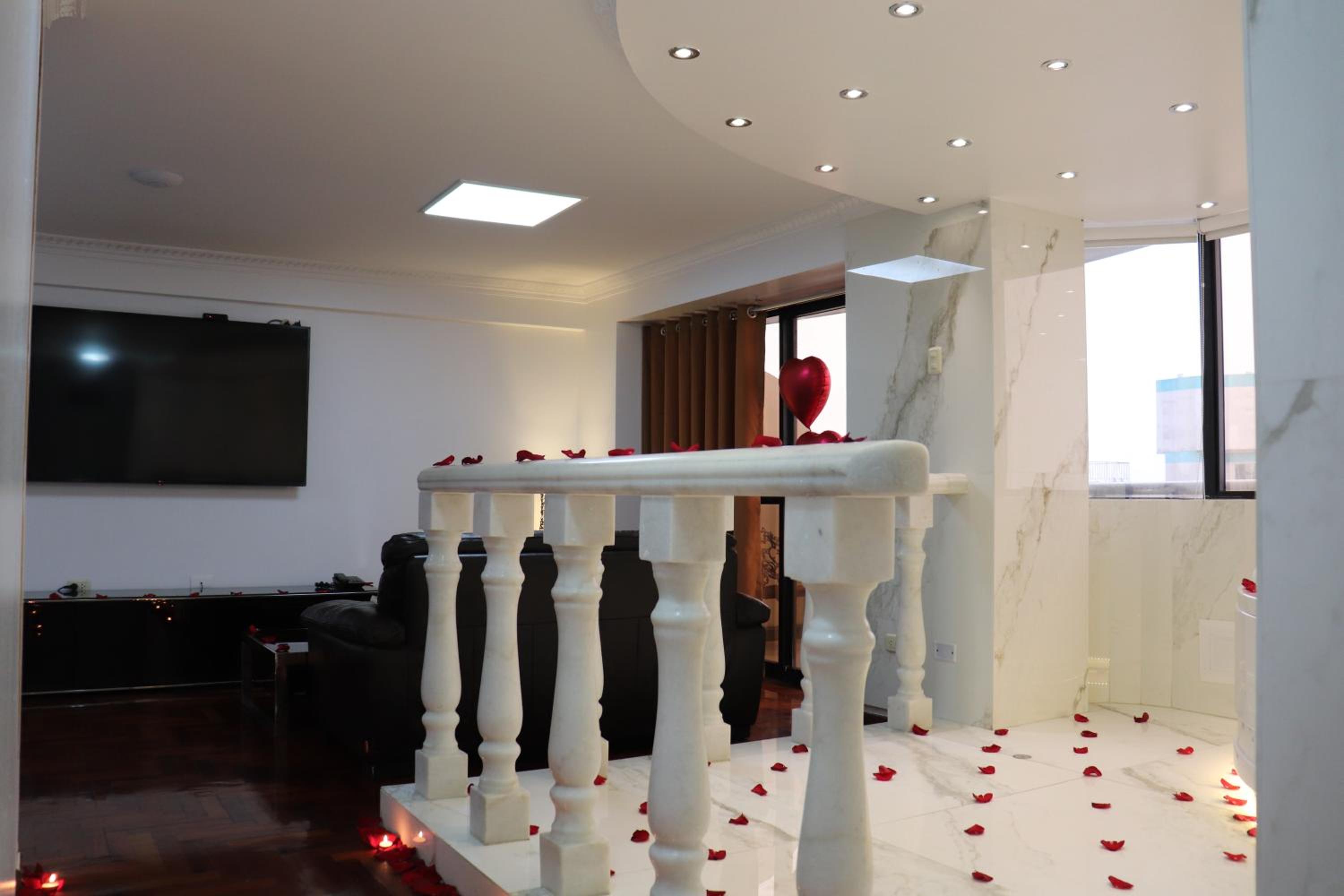 King Suite with Spa Bath and Balcony with Partial Ocean View photo 3