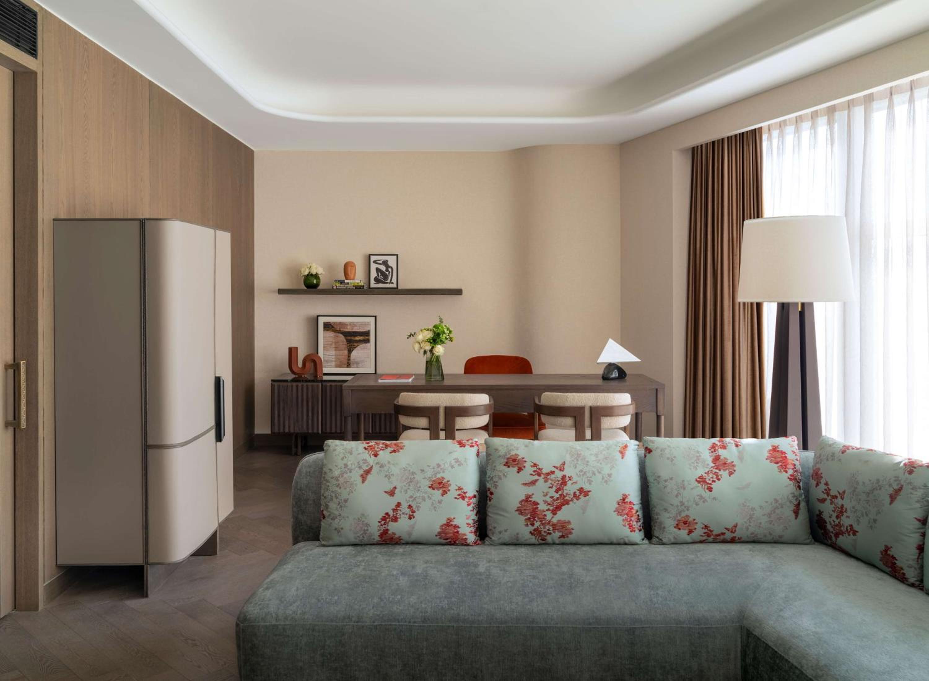 Deluxe King Suite photo 3