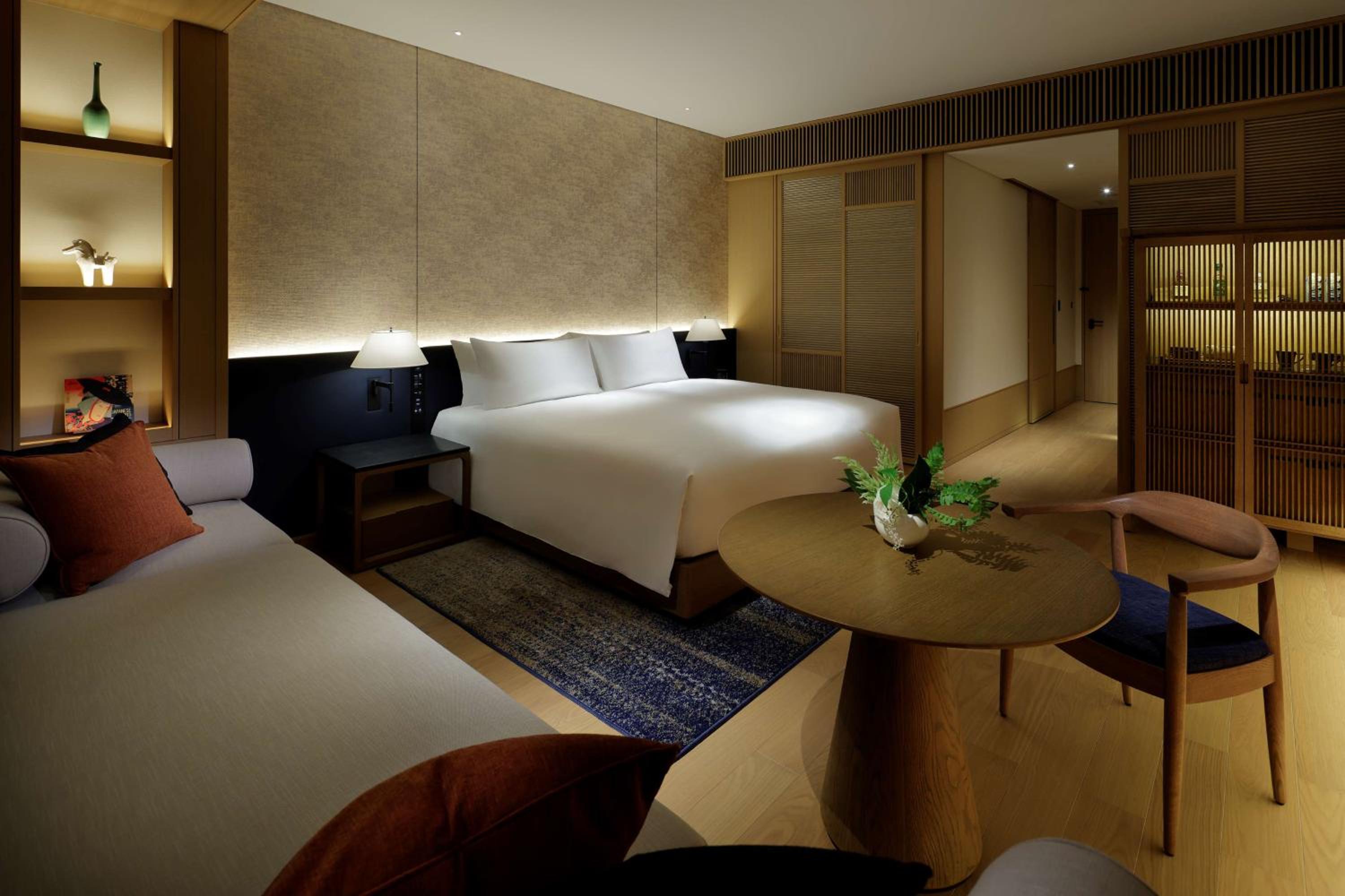 Deluxe King Room - Photo 2