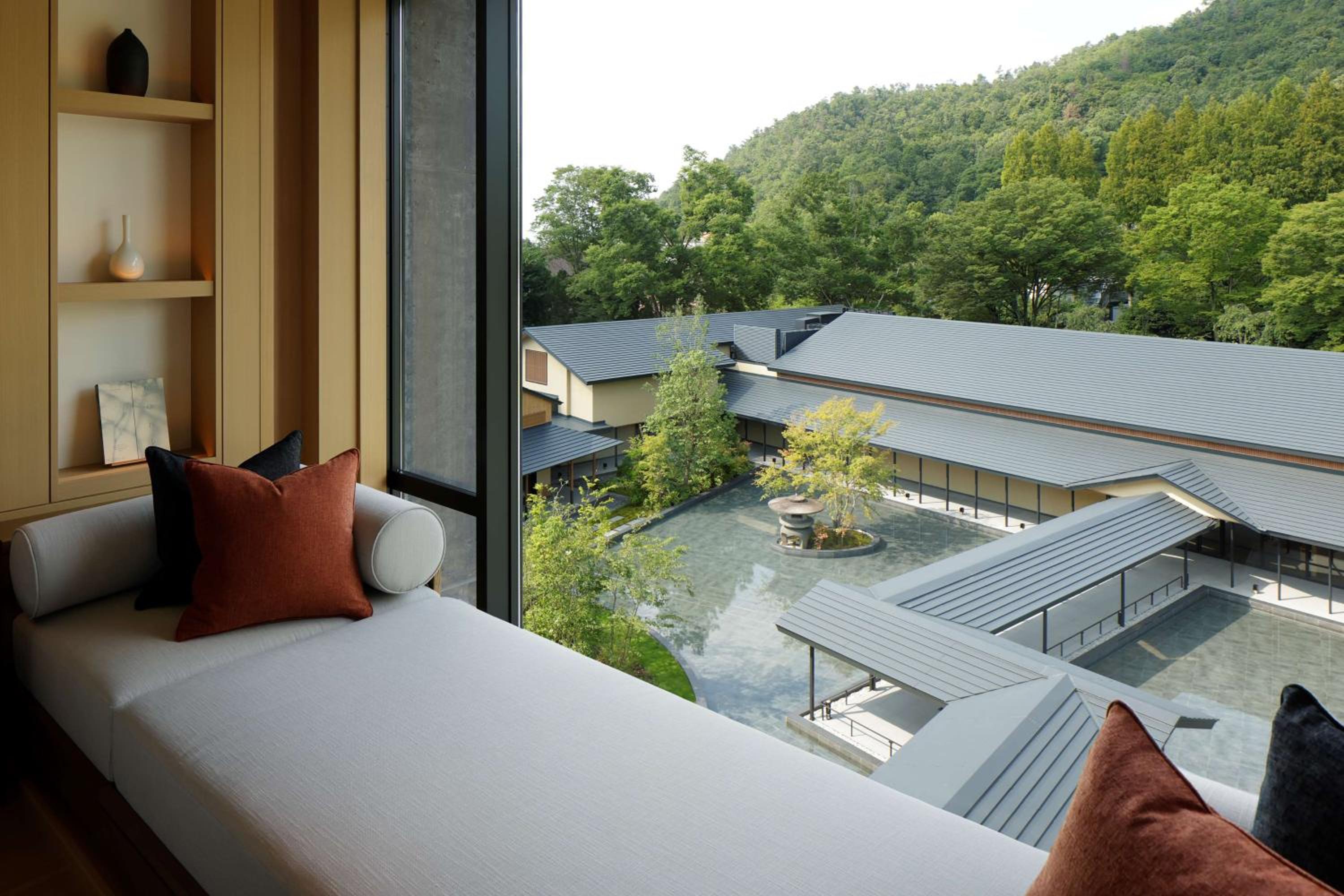 Premier Deluxe King Room - Photo 5