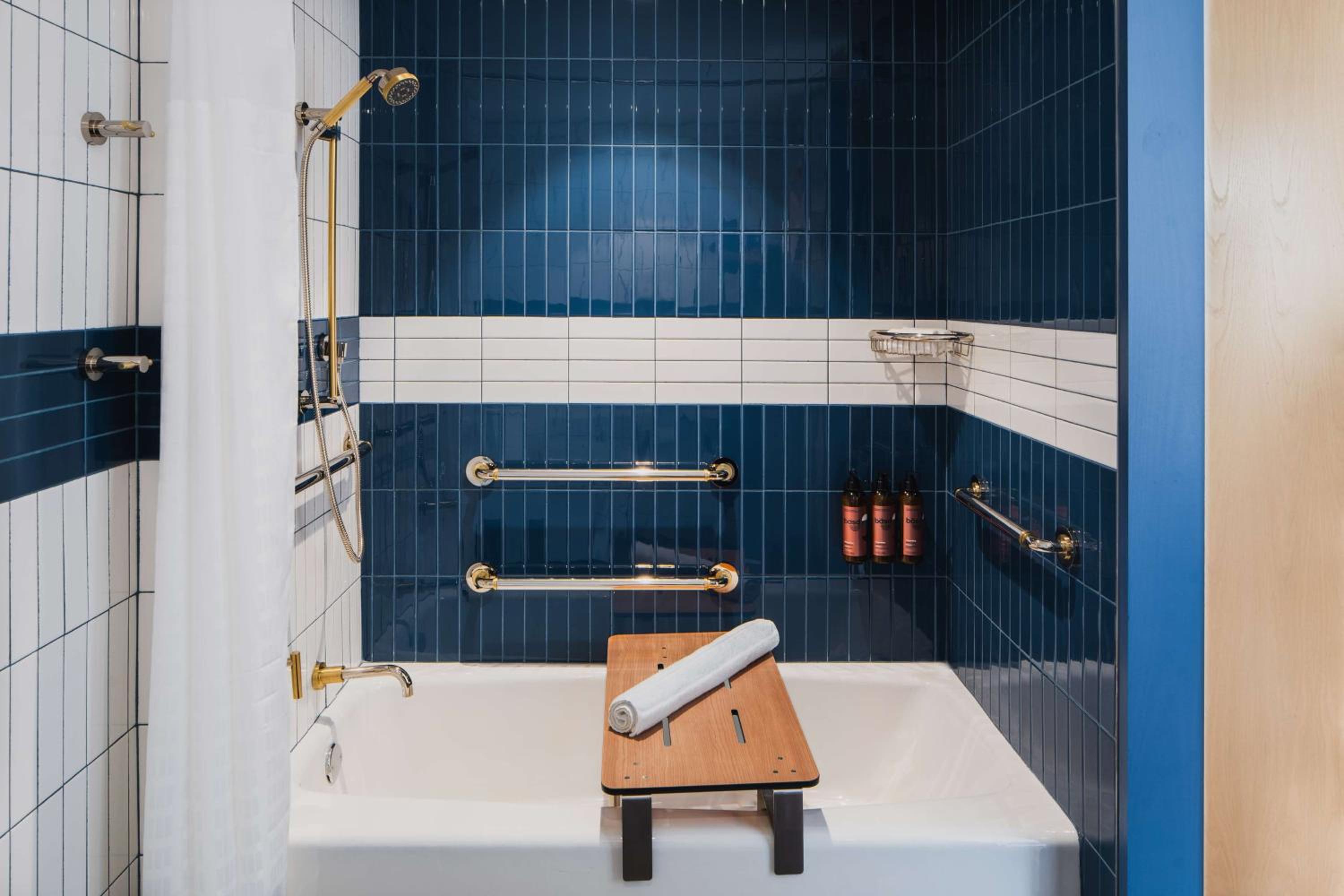King Room with Bath Tub and Landmark City View - Mobility Accessible - Photo 2