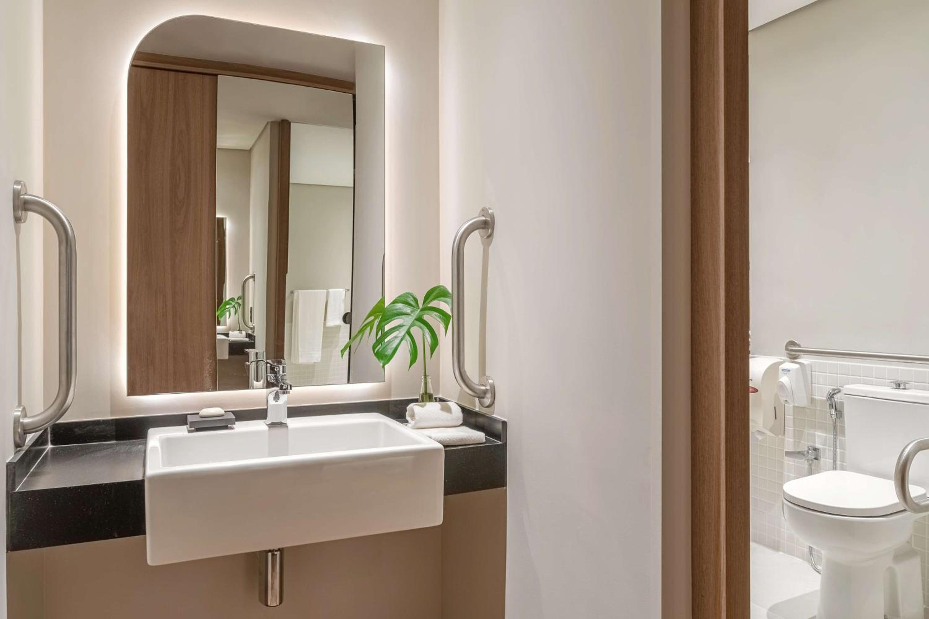 Superior King Room with Roll-in Shower - Mobility and Hearing Access
