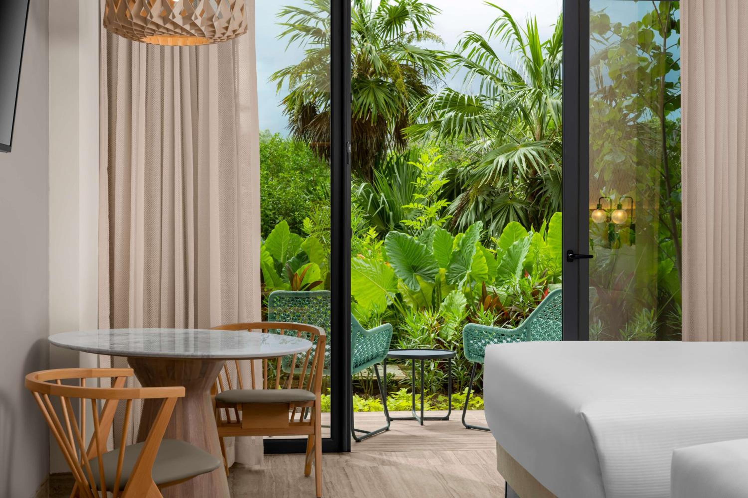 Queen Room with Resort View - Photo 2