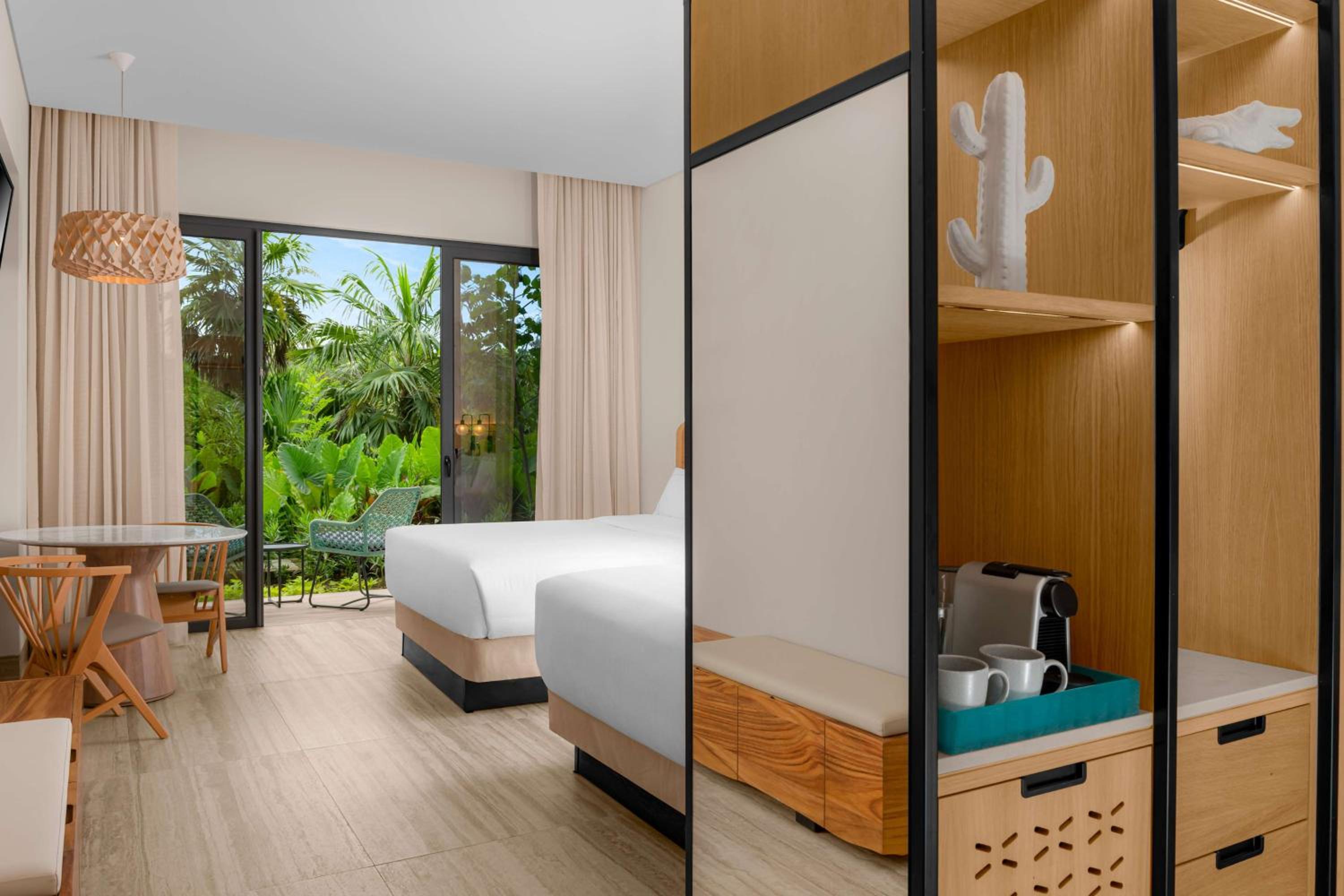 Queen Room with Resort View - Photo 9