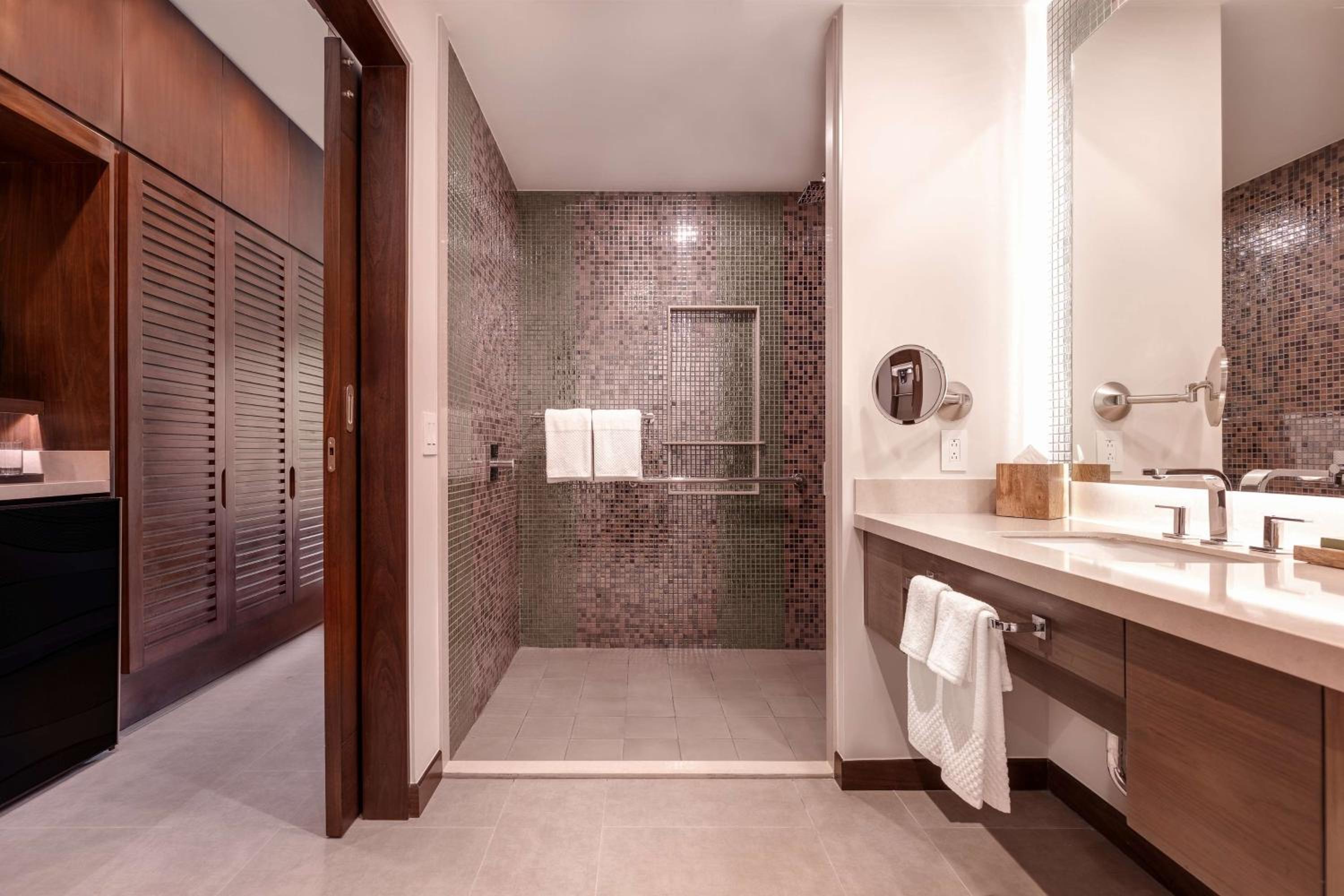 King Room with Roll-In Shower - Mobility and Hearing Access - Photo 9