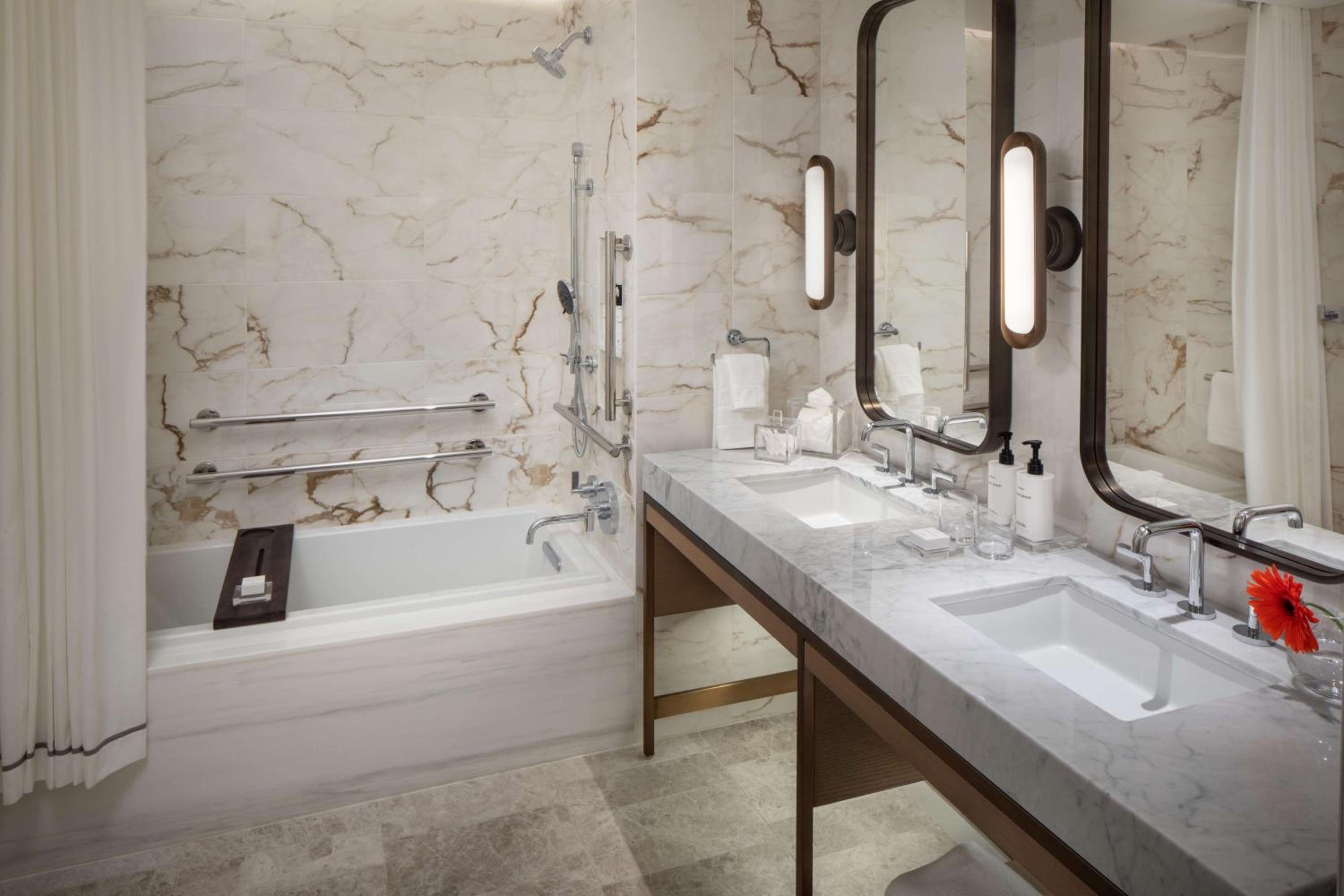 Deluxe King Room with Mobility Accessible Tub - Photo 5