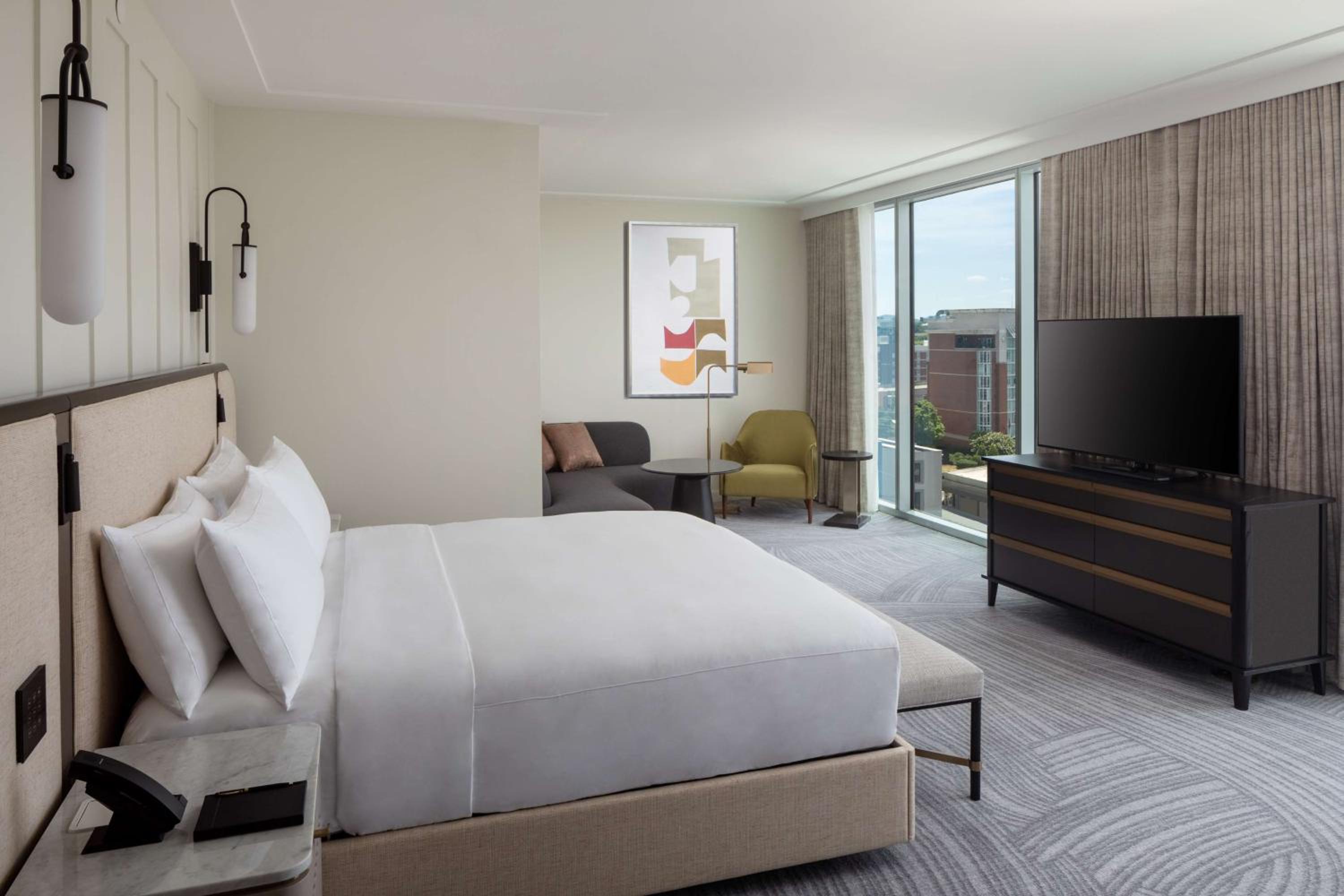 Premium King Room - Photo 2