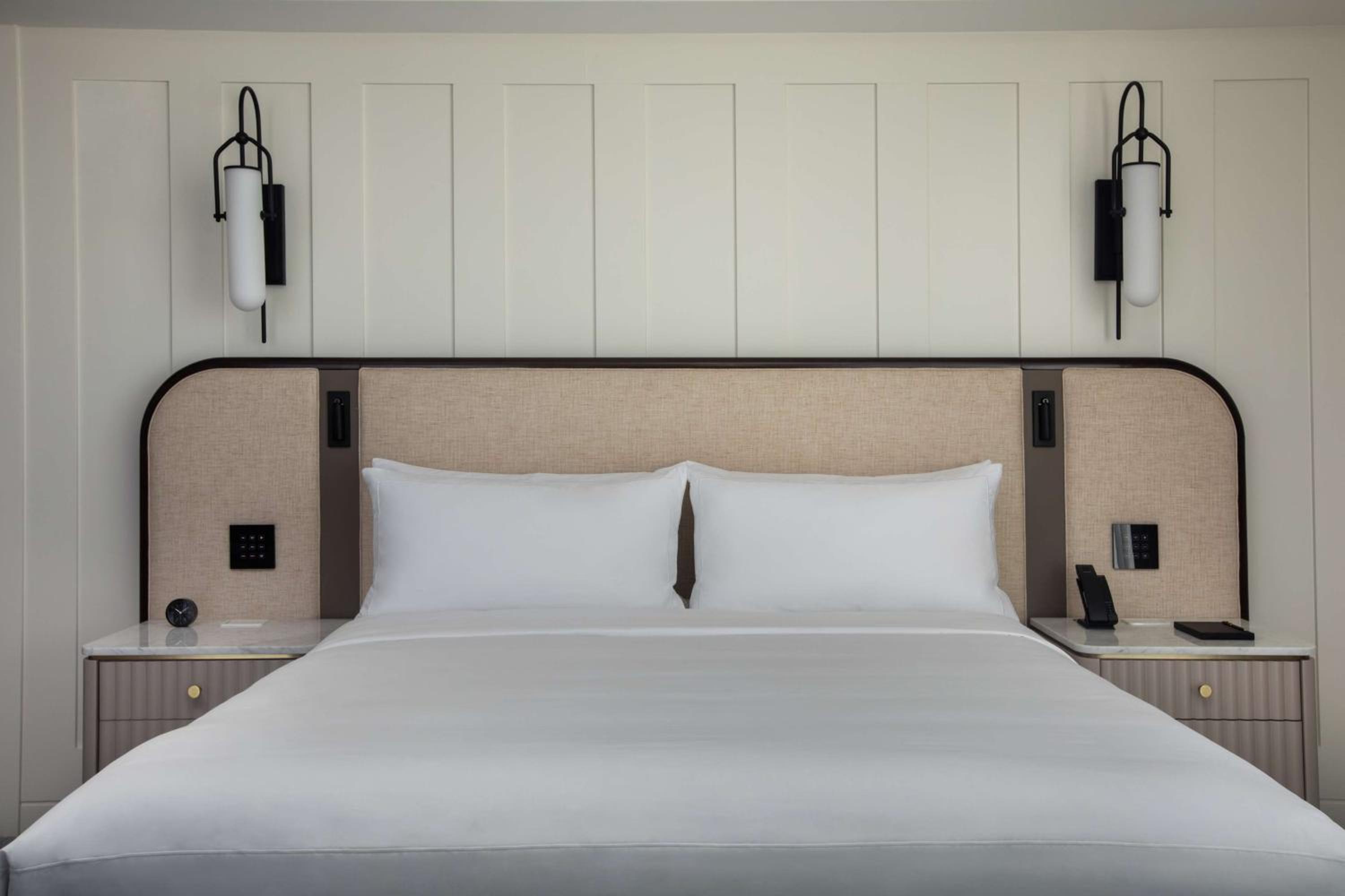 Deluxe King Room with Mobility Accessible Tub - Photo 6