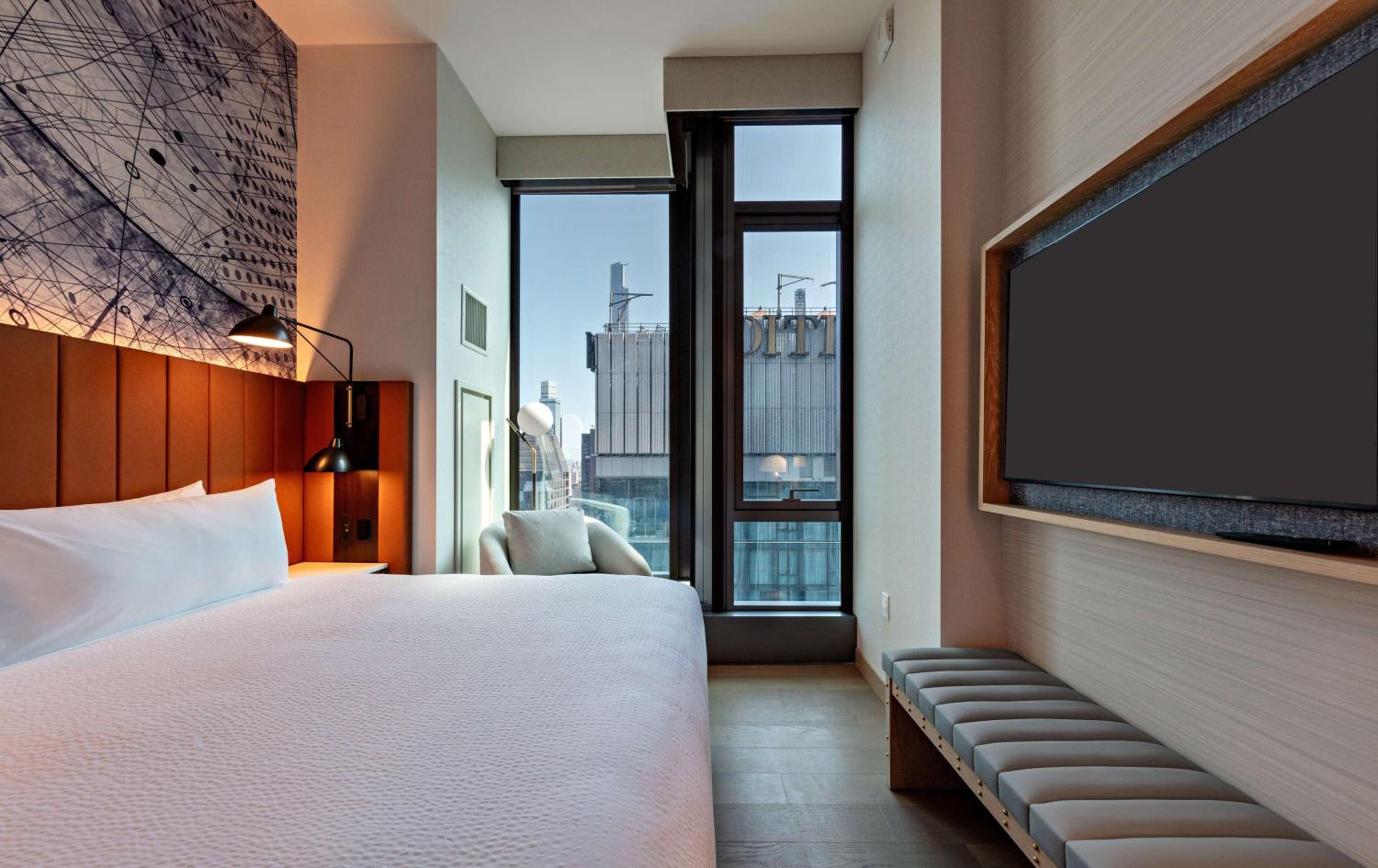 King Room with Roll-In Shower and City View - Mobility Accessible photo 1