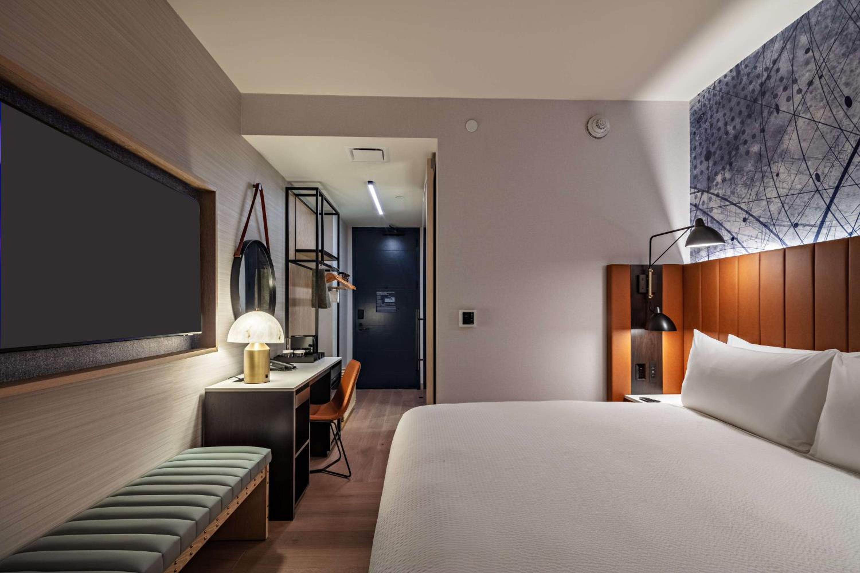 King Room with Roll-In Shower and City View - Mobility Accessible photo 2