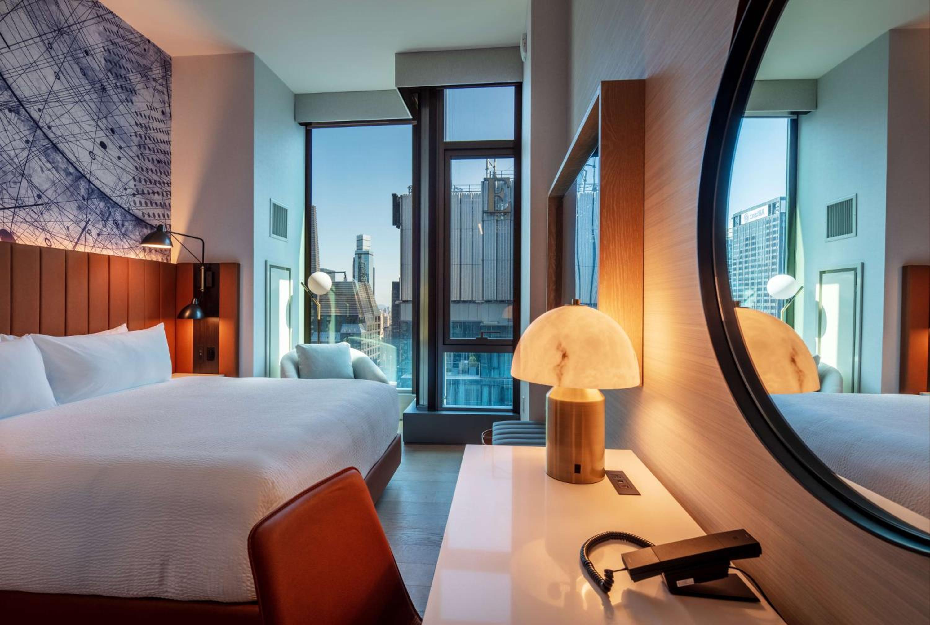 King Room with Roll-In Shower and City View - Mobility Accessible photo 3