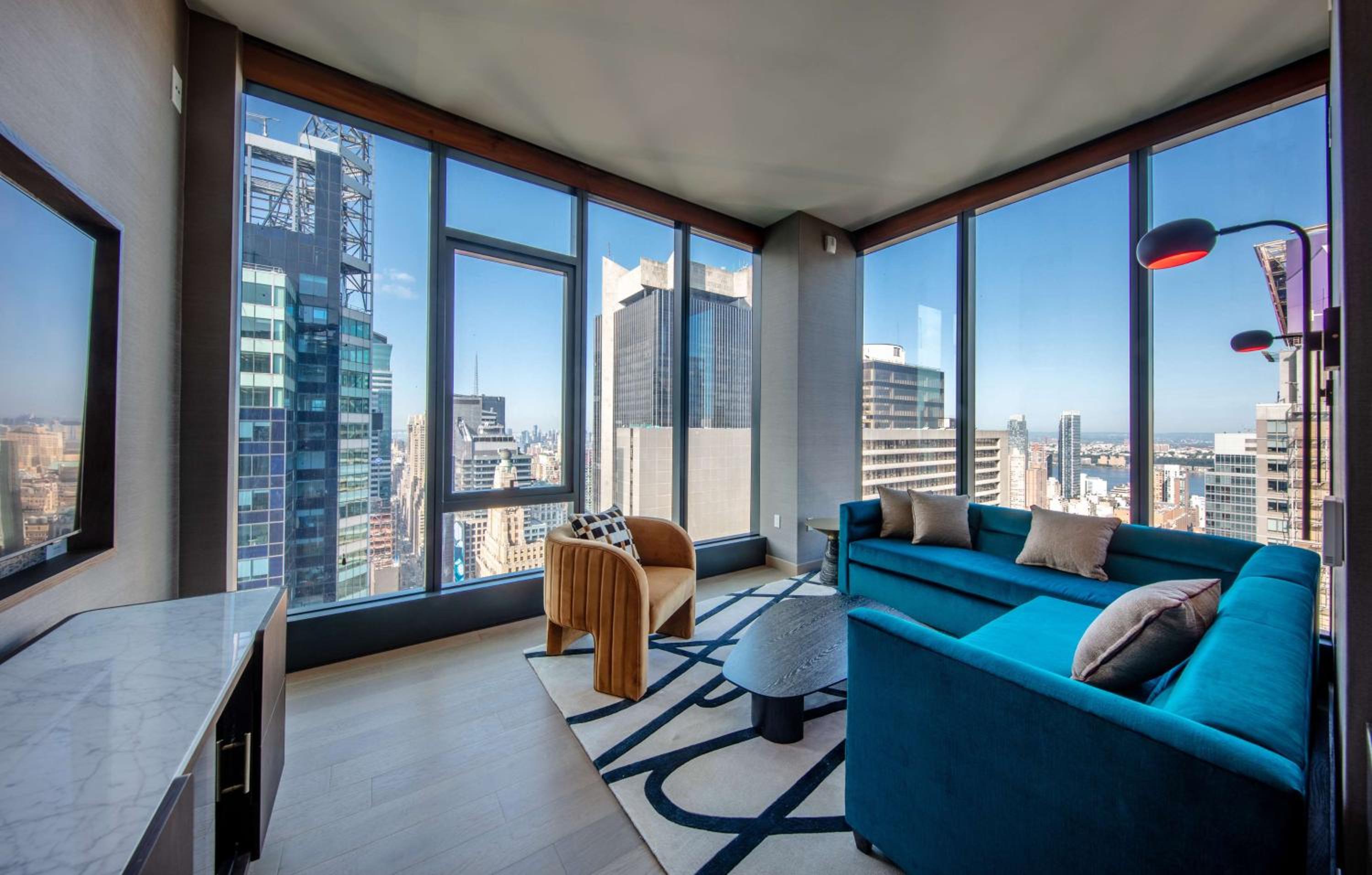Corner King Suite with Panoramic Square View