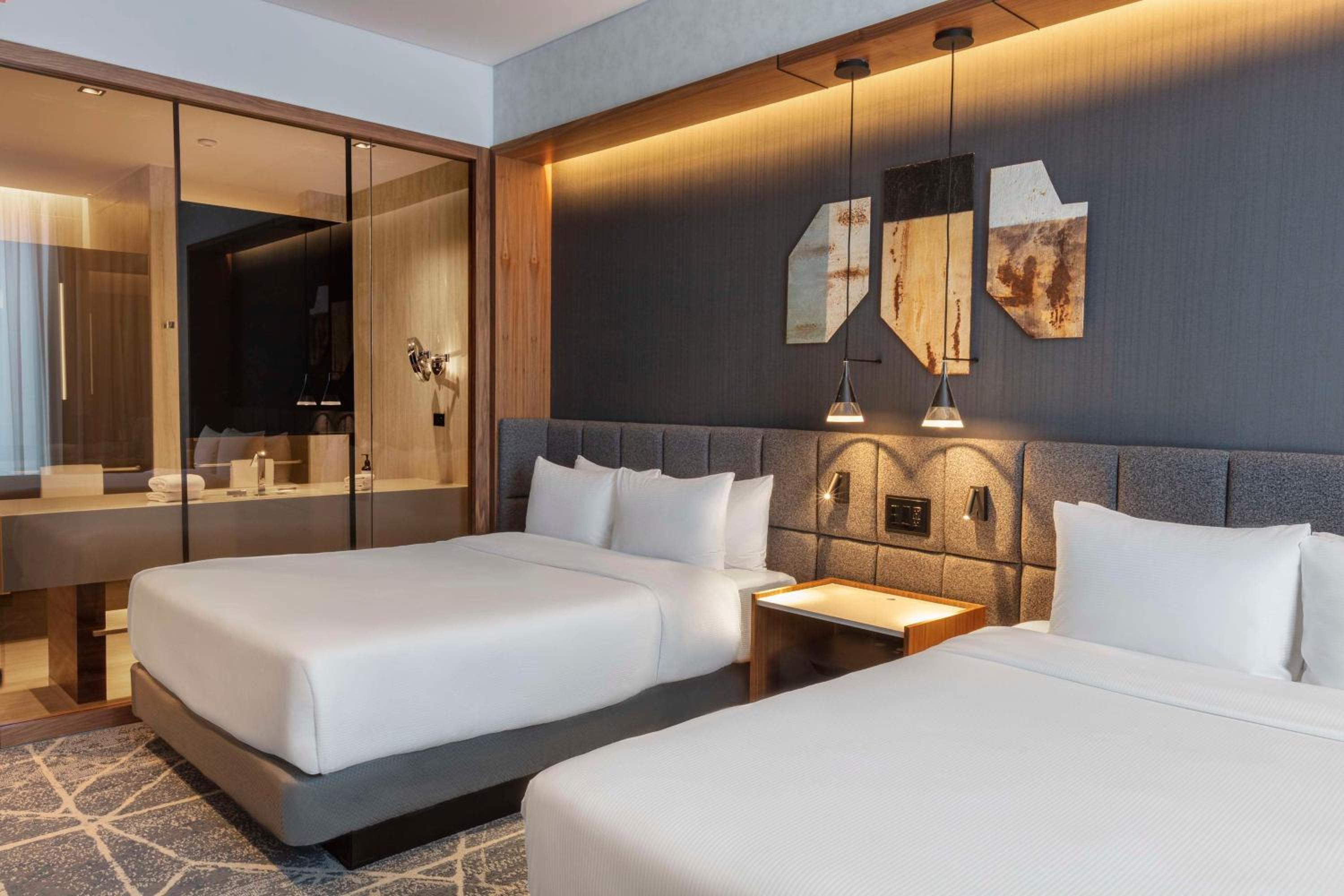 Deluxe Queen Room with Two Queen Beds - Photo 5