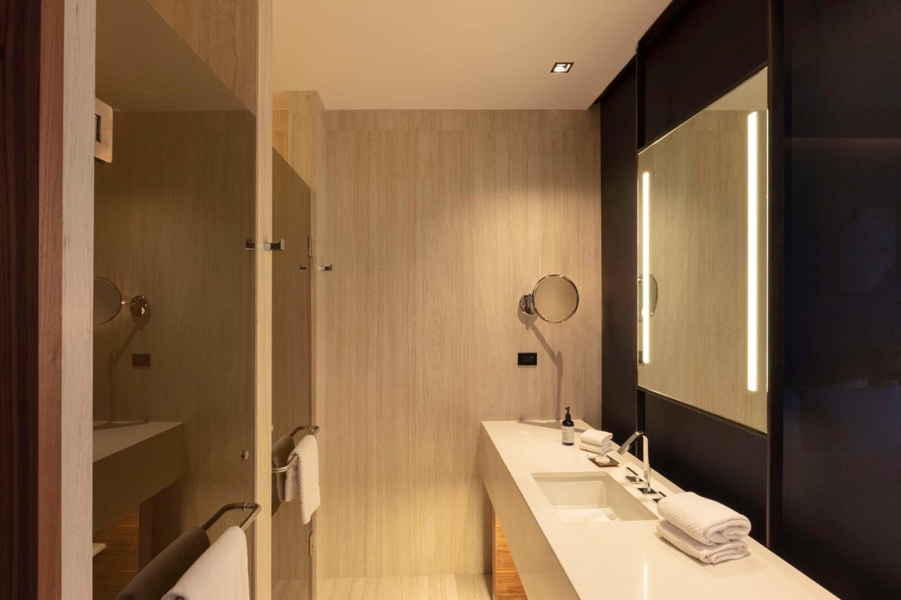 Deluxe King Room - Photo 3