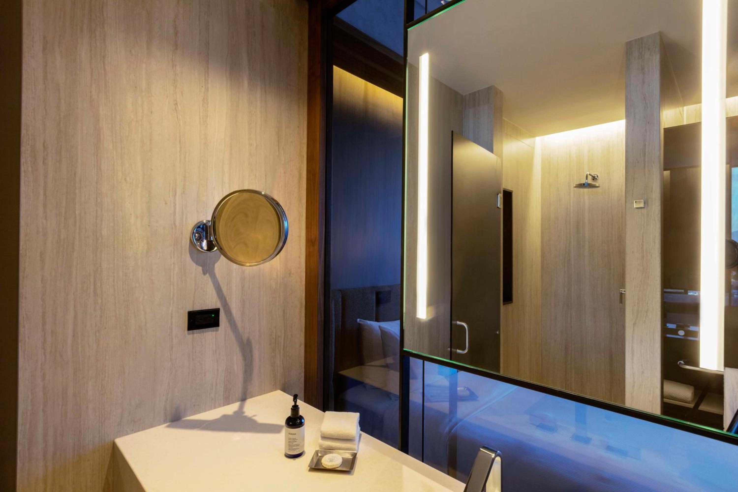 Deluxe King Room - Photo 7