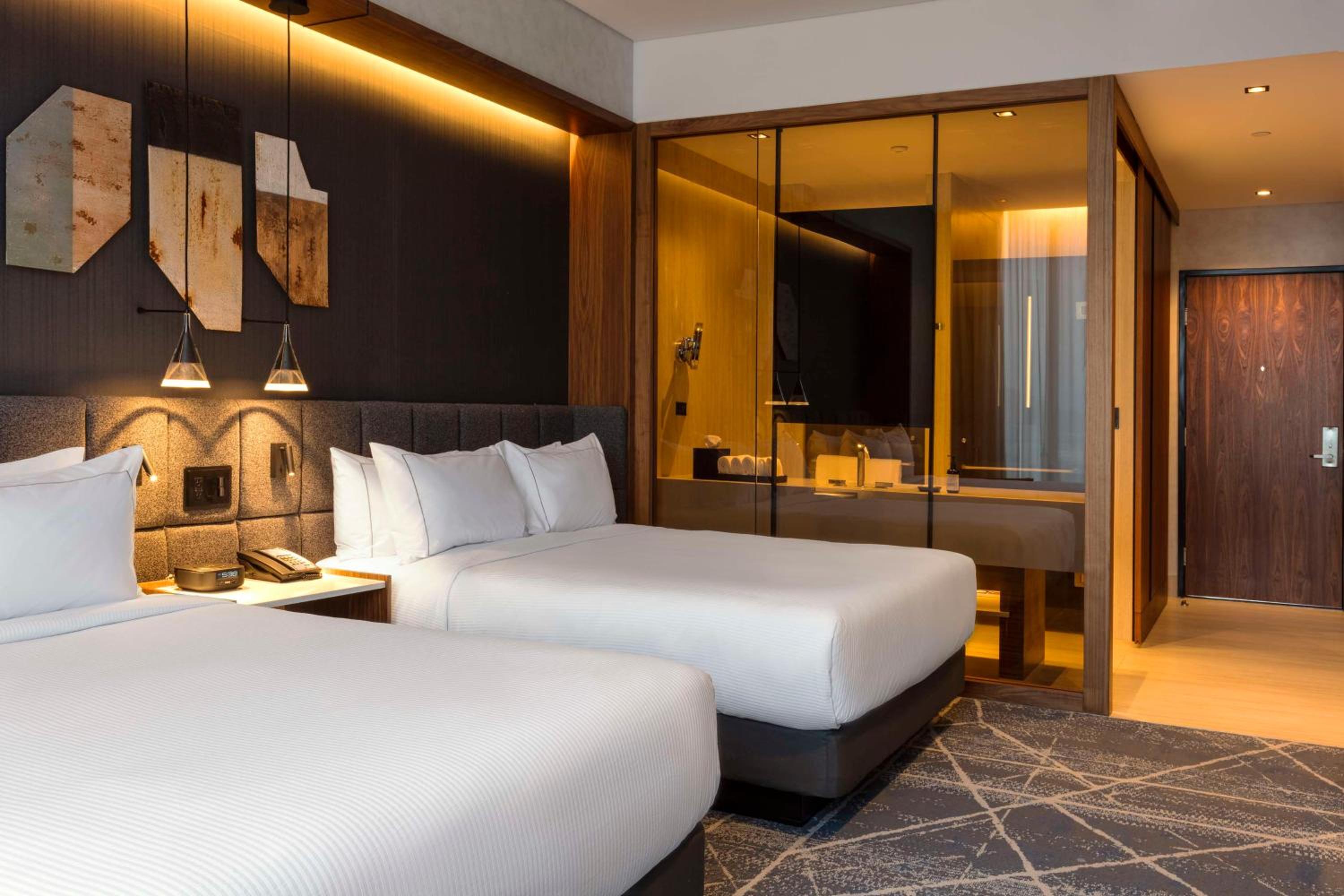 Deluxe Queen Room with Two Queen Beds - Photo 6
