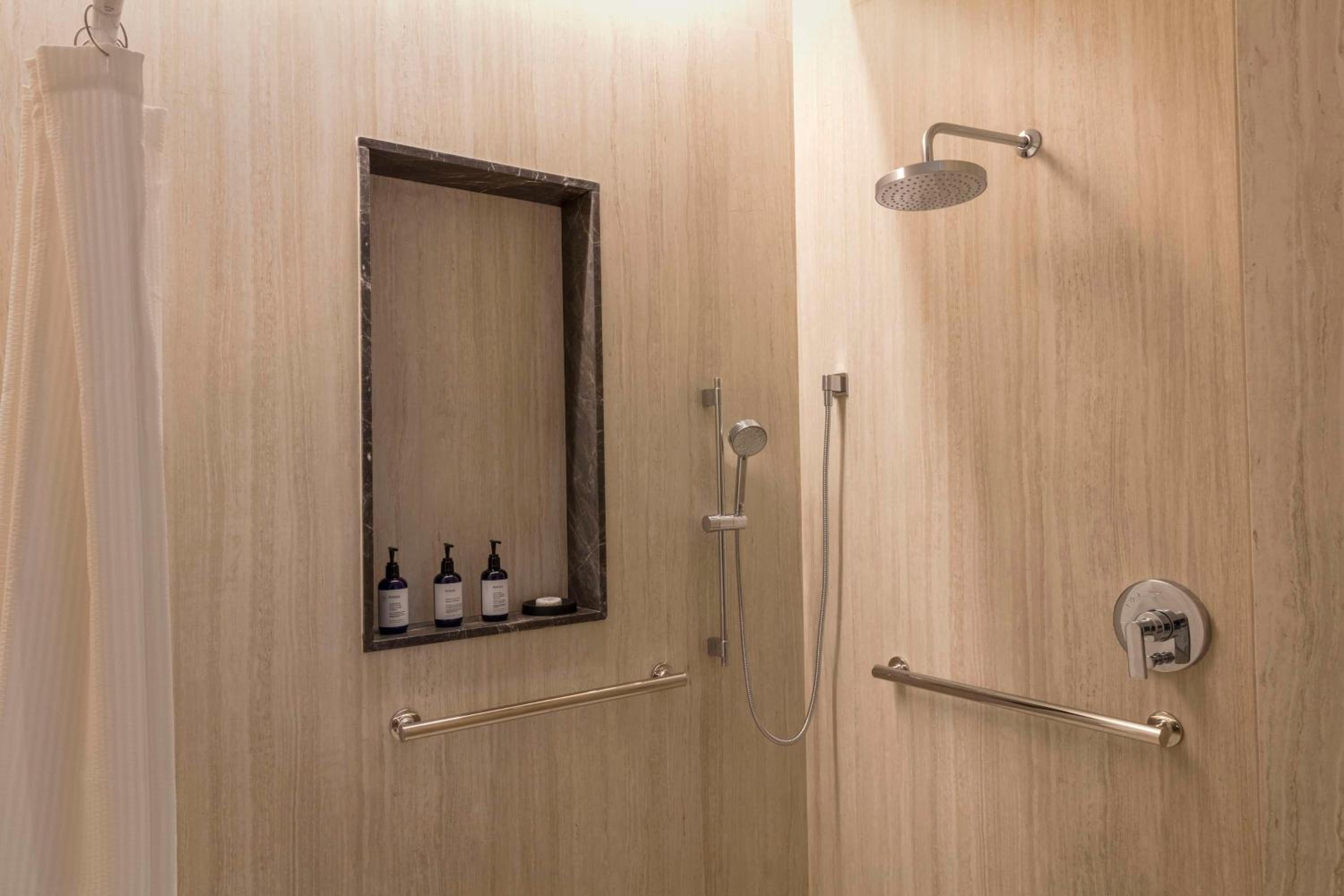 King Room with Roll-In Shower - Mobility Access - Photo 4