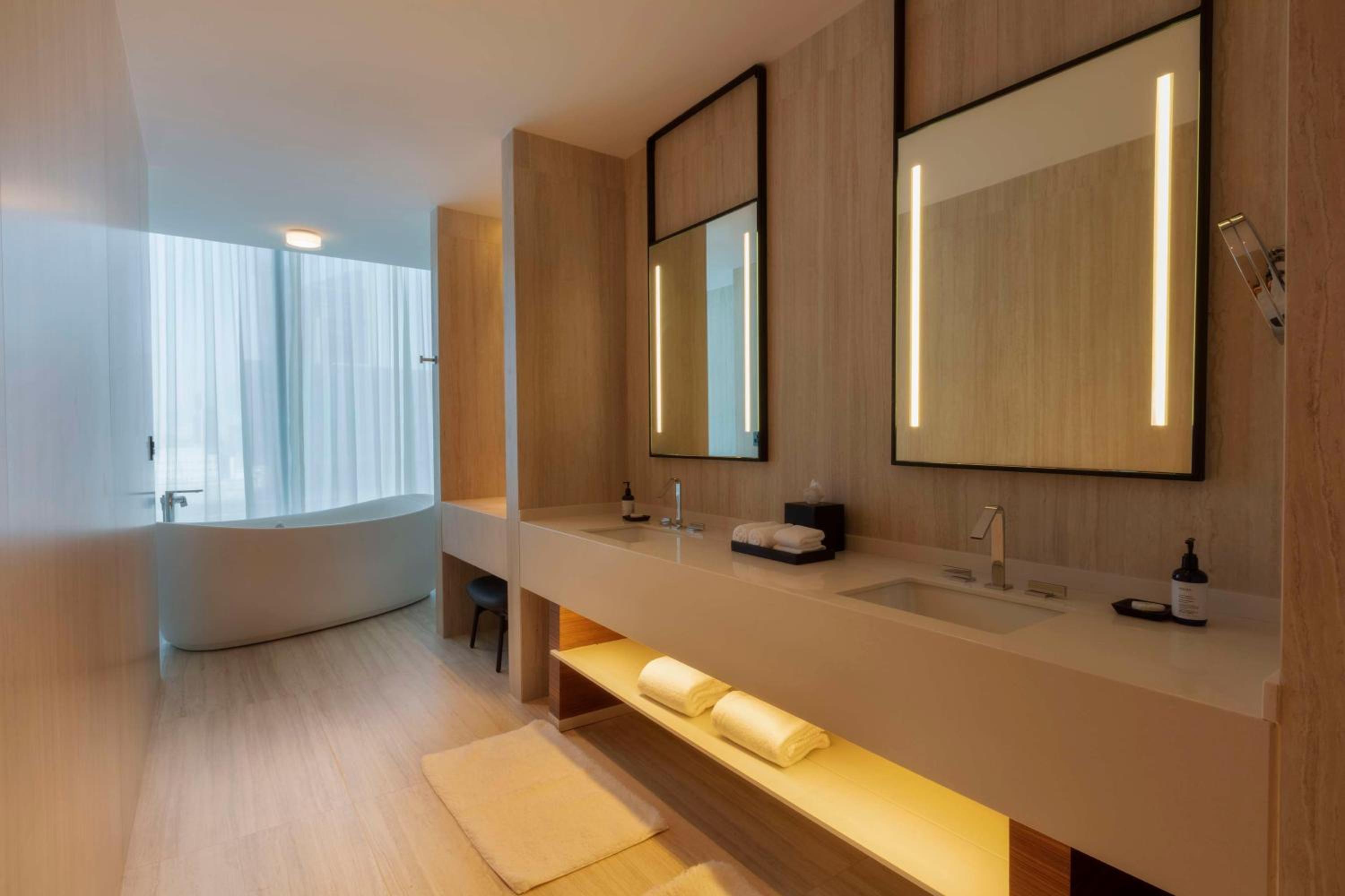 King Suite with Club Access - Photo 4