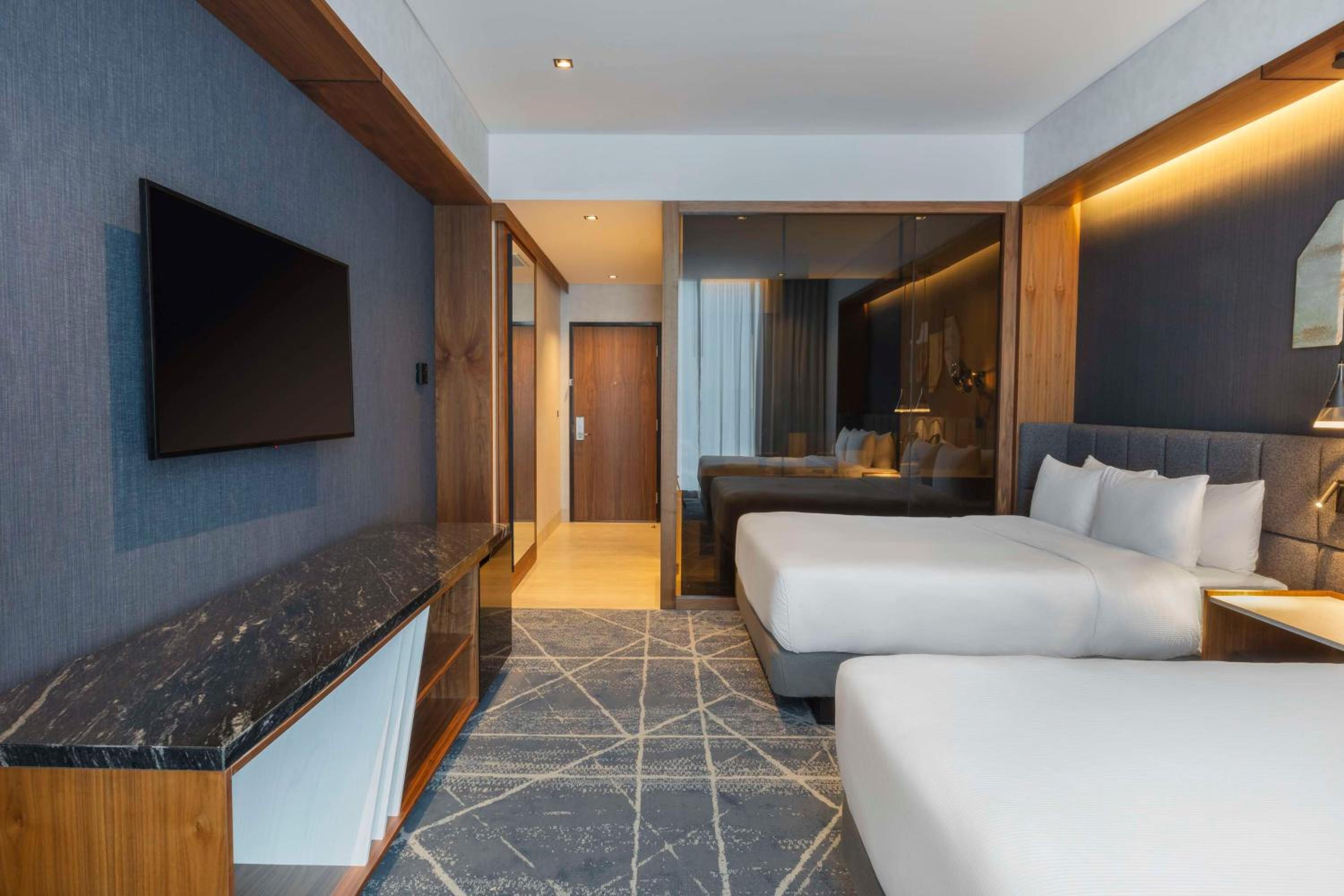 Deluxe Queen Room with Two Queen Beds - Photo 3